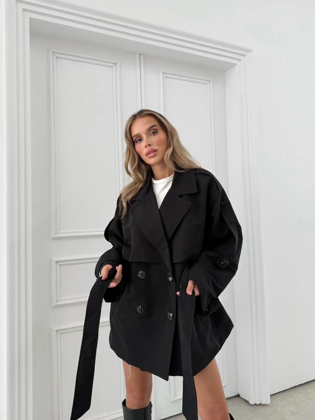 BEL KUŞAKLI DÜĞME DETAY İÇ ASTARLI OVERSİZE KISA TRENÇKOT SİYAH