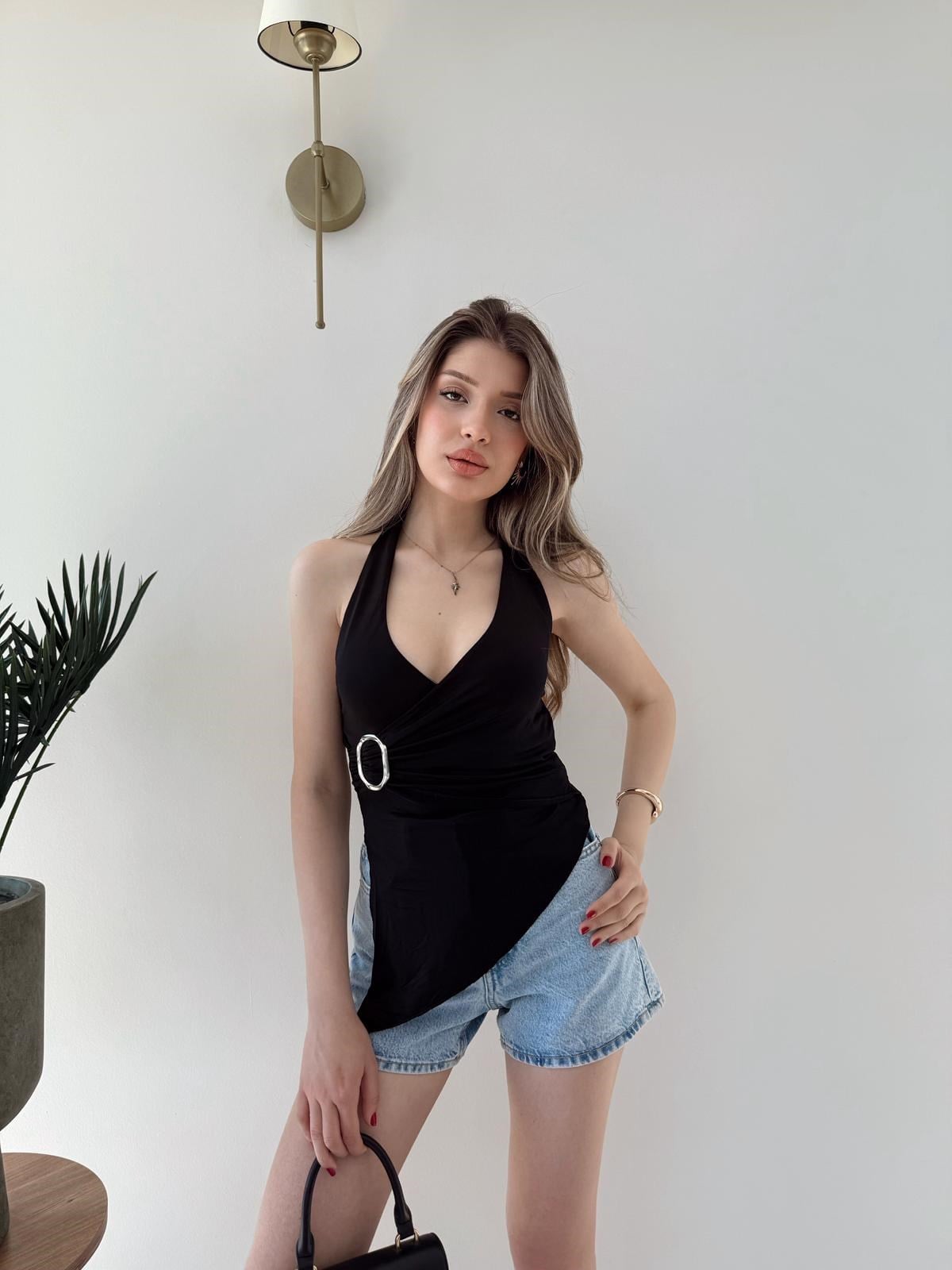 Boyundan Bağlamalı Asimetrik Kesim Aksesuar Detay Sandy Bluz Siyah 2268