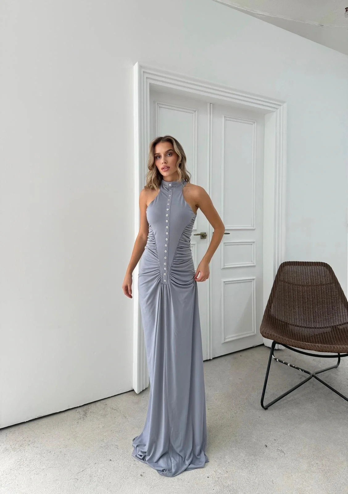 DÜĞME DETAY DRAPELİ UZUN SANDY ELBİSE GRİ
