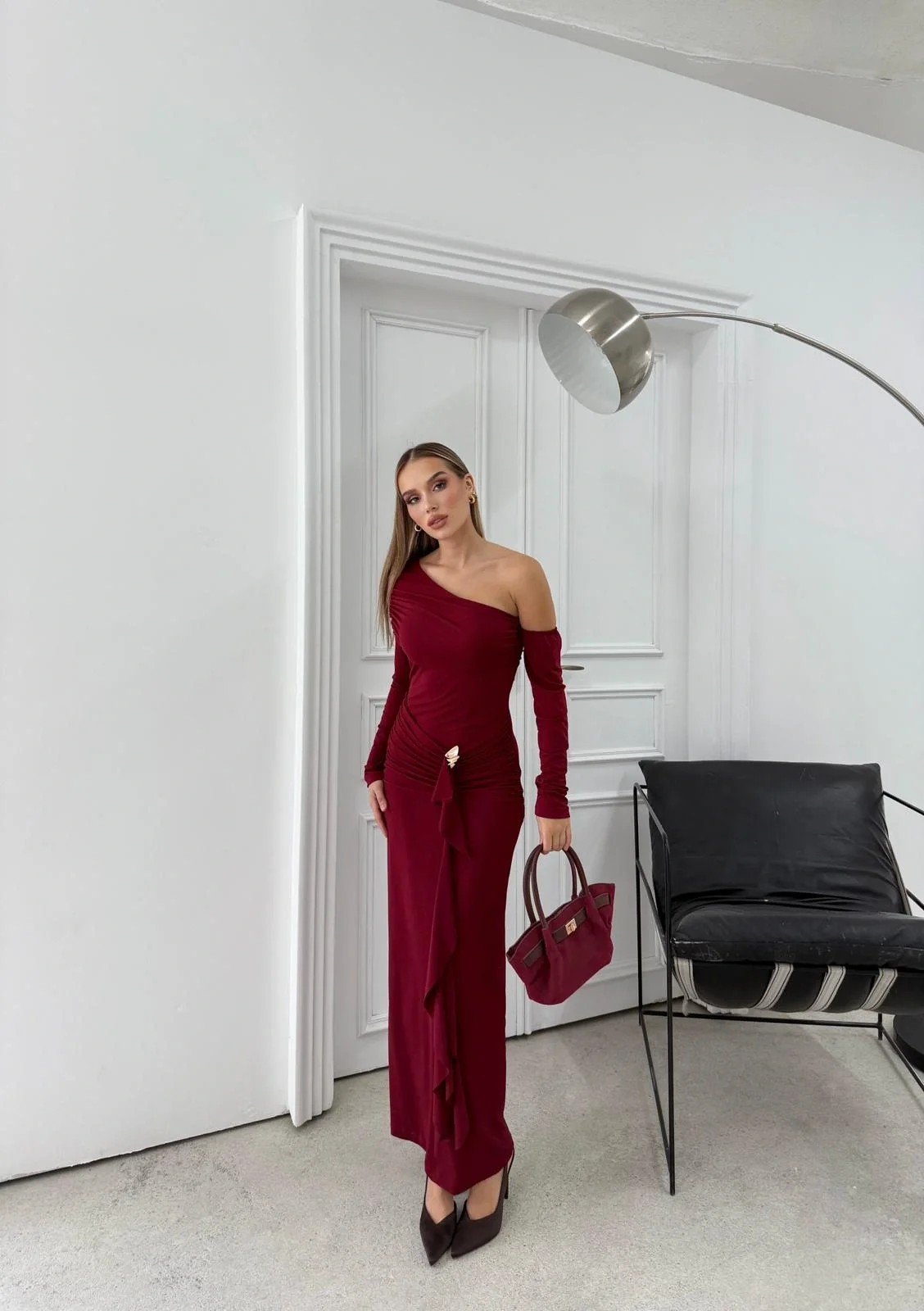 ETEK AKSESUAR SAÇAKLI OMUZ DEKOLTE DETAY UZUN SANDY ELBİSE BORDO