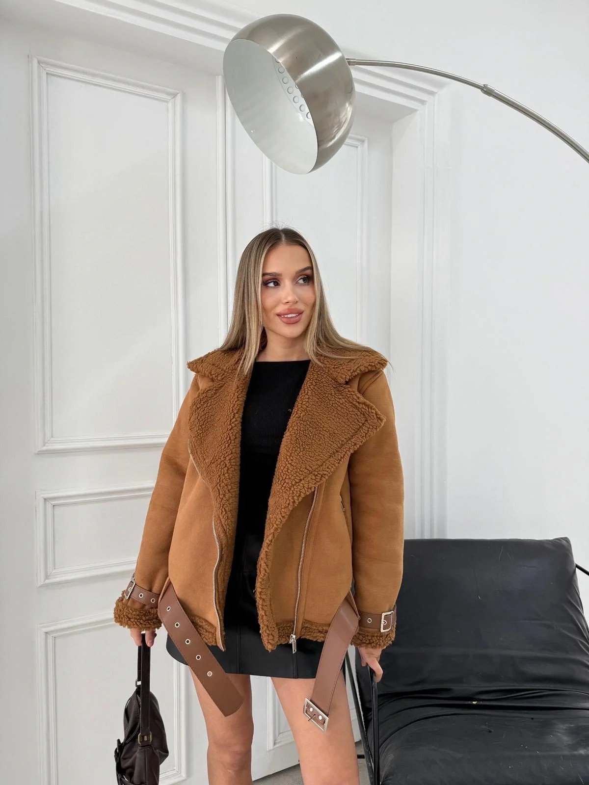 KRUVAZE YAKA KOL VE BEL KEMER DETAY İÇ KÜRKLÜ LAMİNE MONT TABA 3162