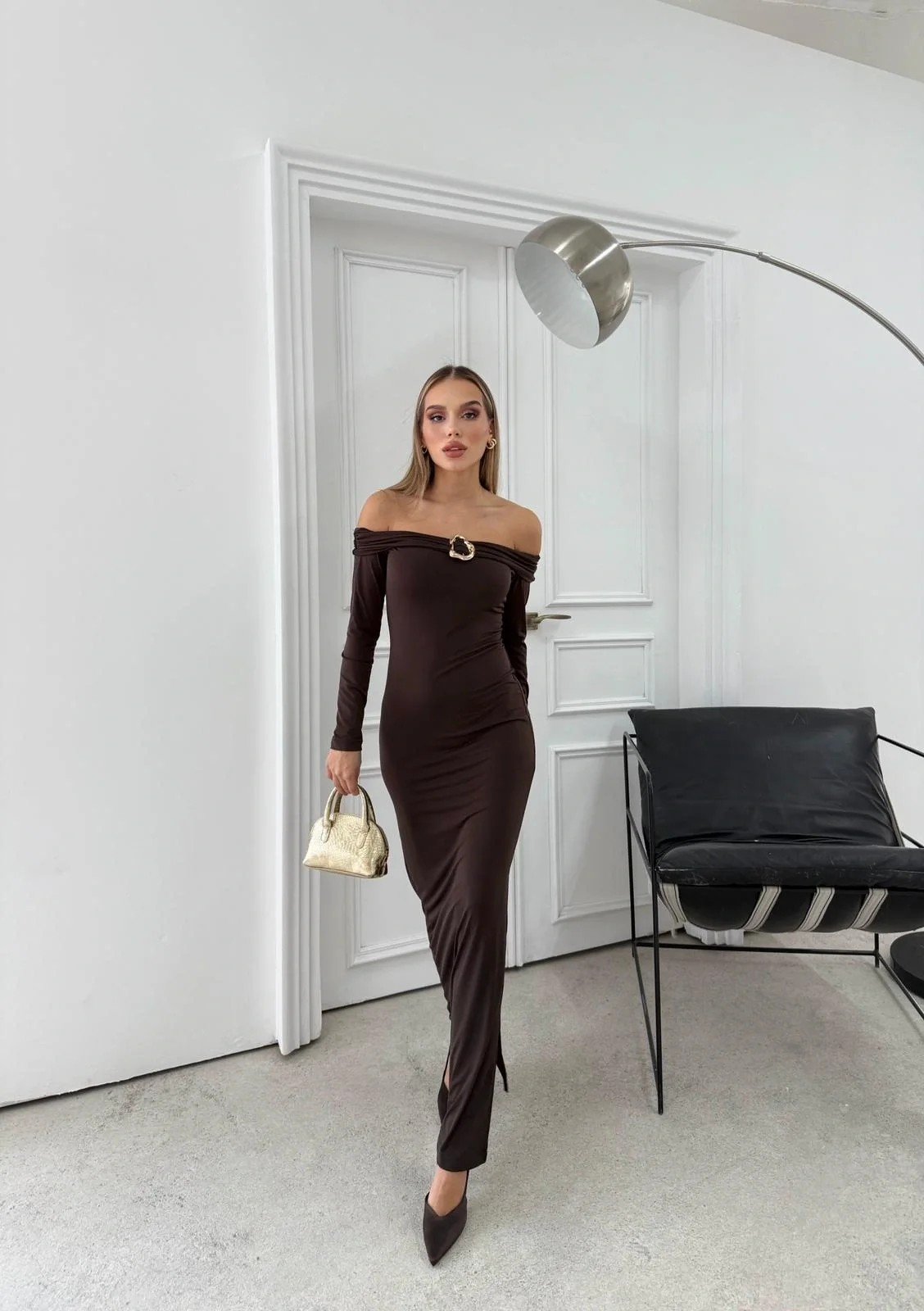 MADONNA YAKA AKSESUAR DETAY UZUN SANDY ELBİSE KAHVE