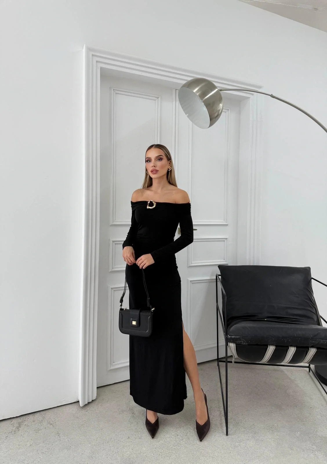 MADONNA YAKA AKSESUAR DETAY UZUN SANDY ELBİSE SİYAH