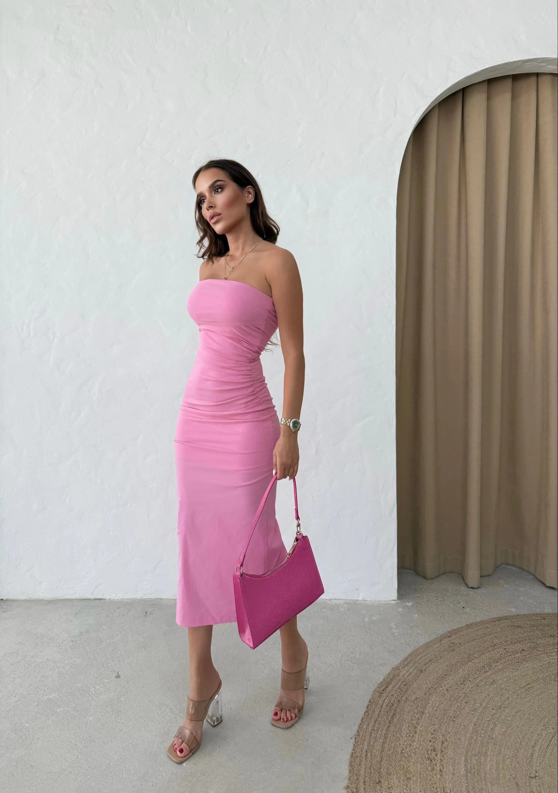 STRAPLEZ ARKA YIRTMAÇLI LİKRALI UZUN ELBİSE PEMBE