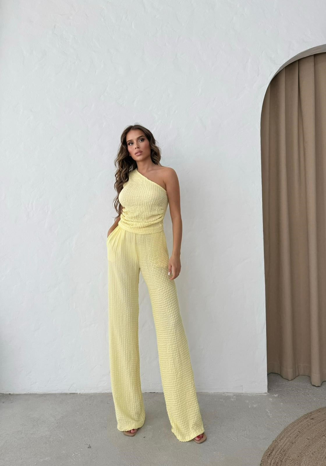 Tek Omuz Bel Drape Detay Bluz ve Pantolonlu Gofre İkili Takım Sarı 2225