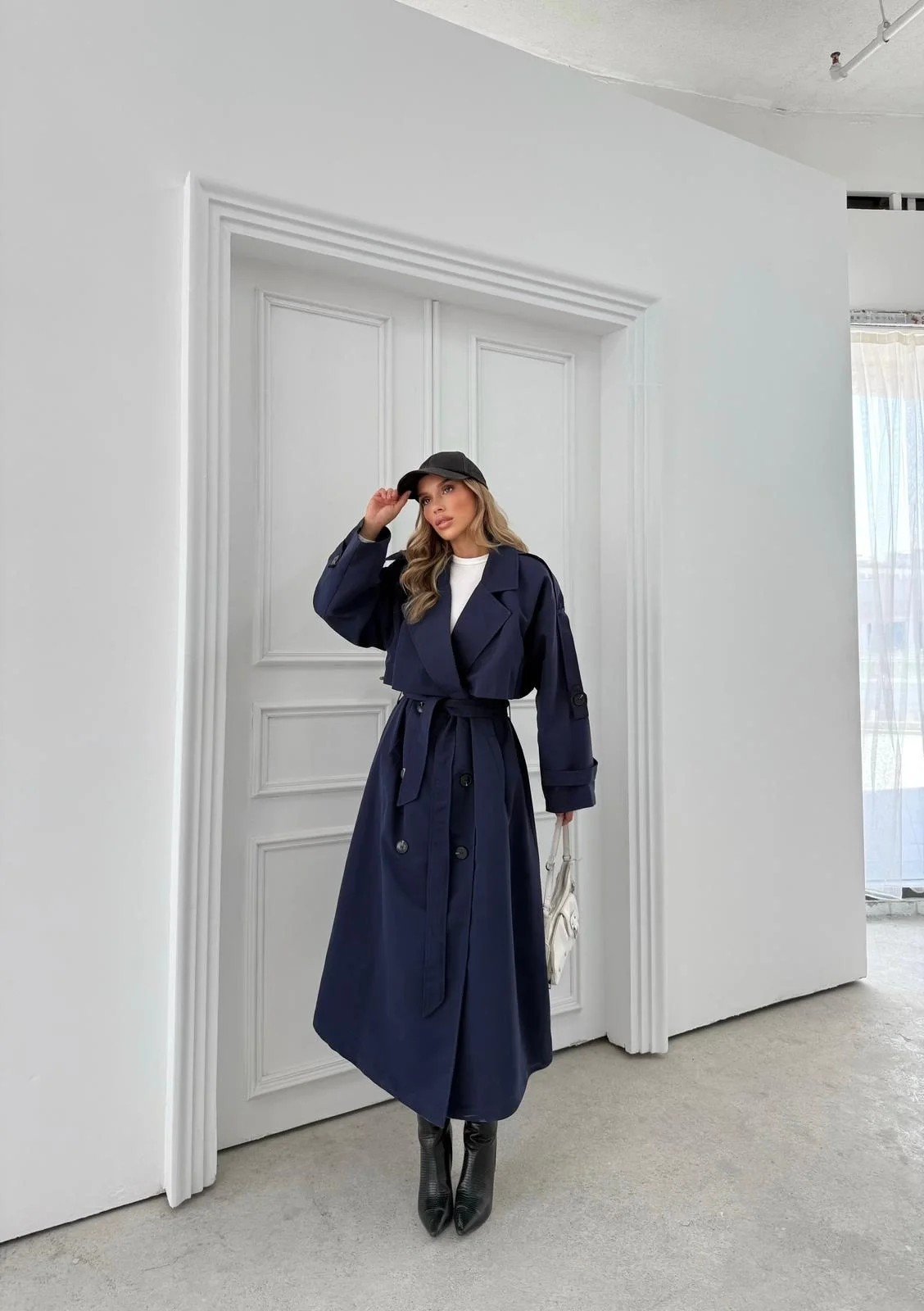 UZUN BEL VE KOL KUŞAKLI DÜĞME DETAY İÇ ASTARLI OVERSİZE TRENÇKOT LACİVERT