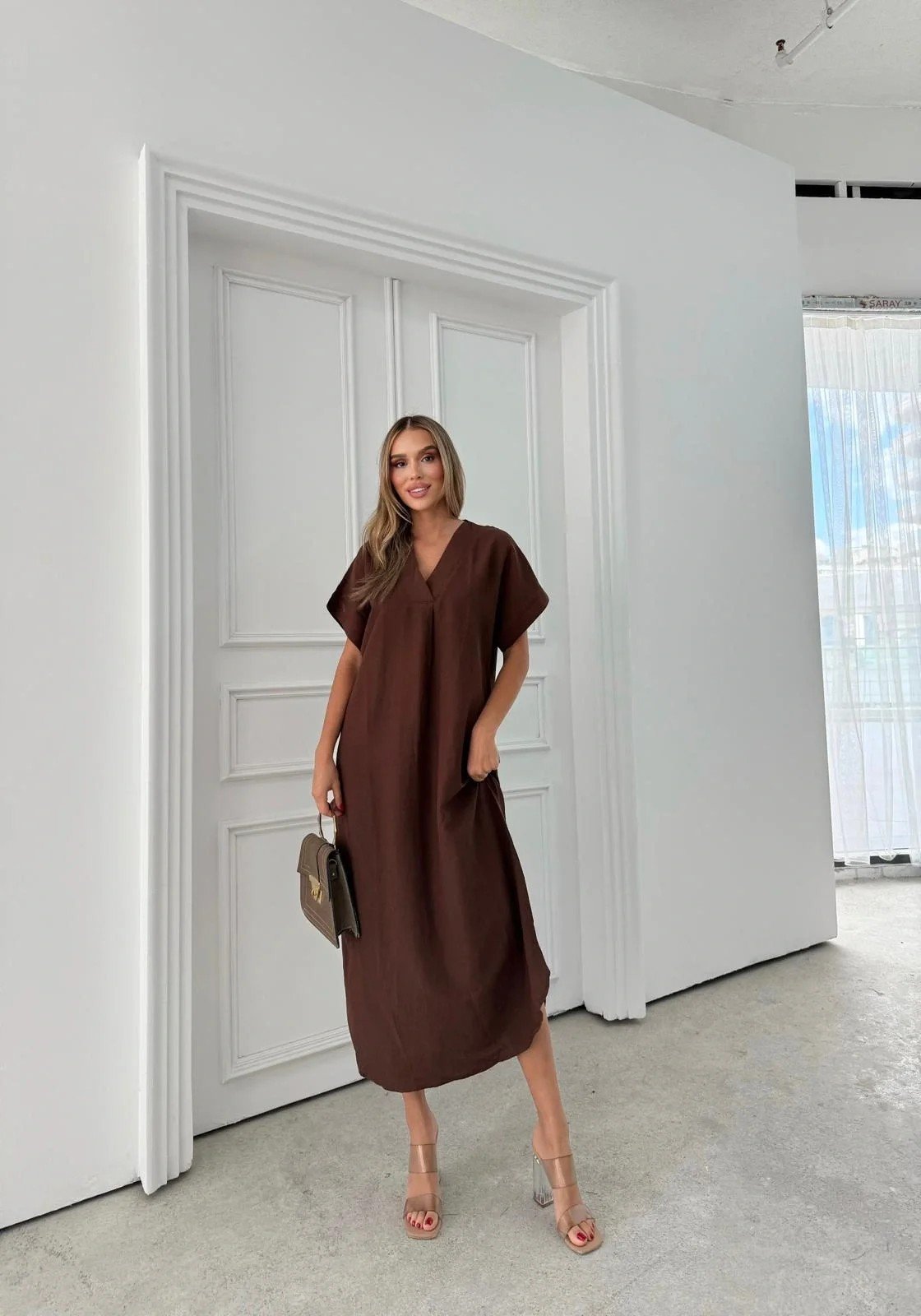 V YAKA UZUN YIRTMAÇLI KETEN ELBİSE KAHVE