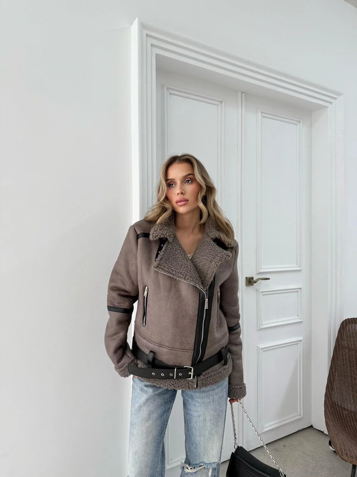 YAKA VE İÇ KÜRK DETAY KEMERLİ LAMİNE MONT VİZON 3146