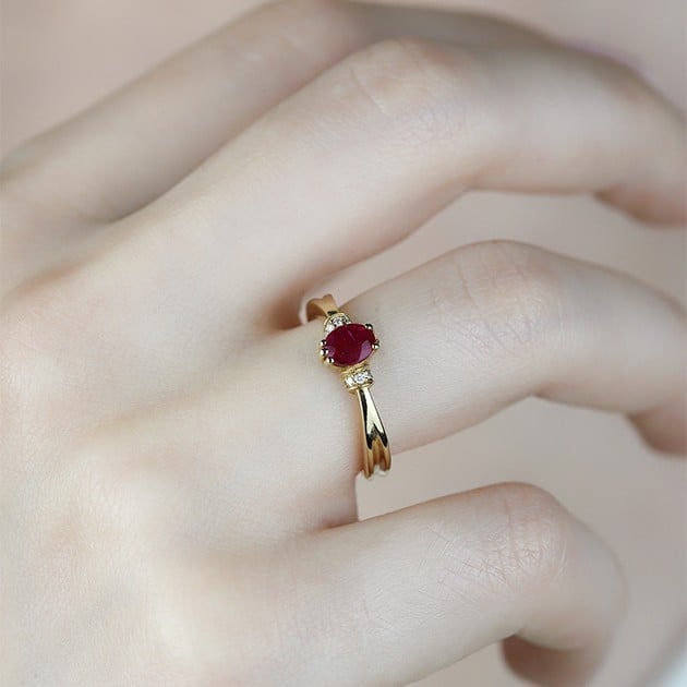Minimal Garnet Ve Pırlanta Yüzük