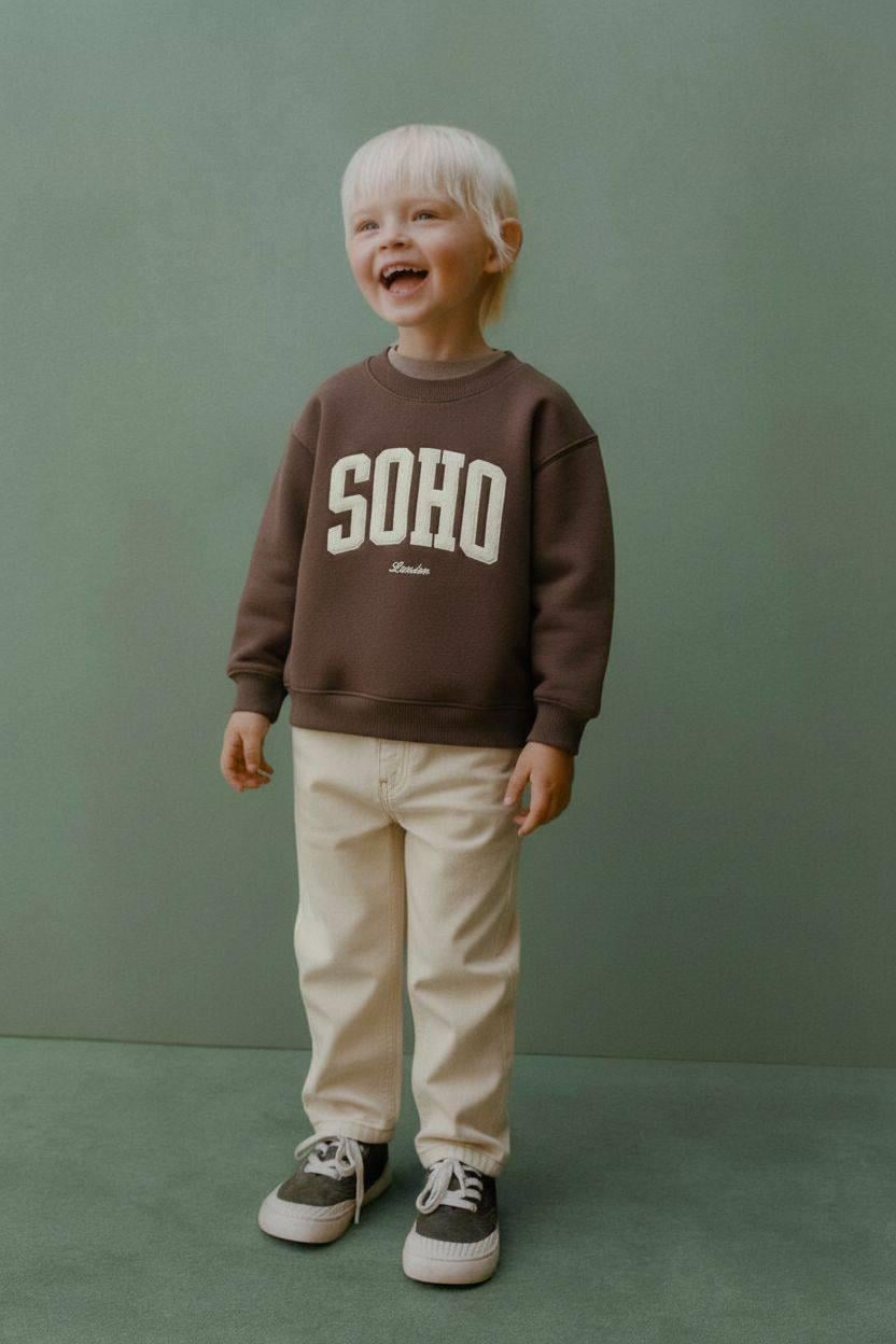 Çocuk SOHO London Baskılı Sweatshirt & Krem Pantolon Takımı – Rahat ve Stil Sahibi