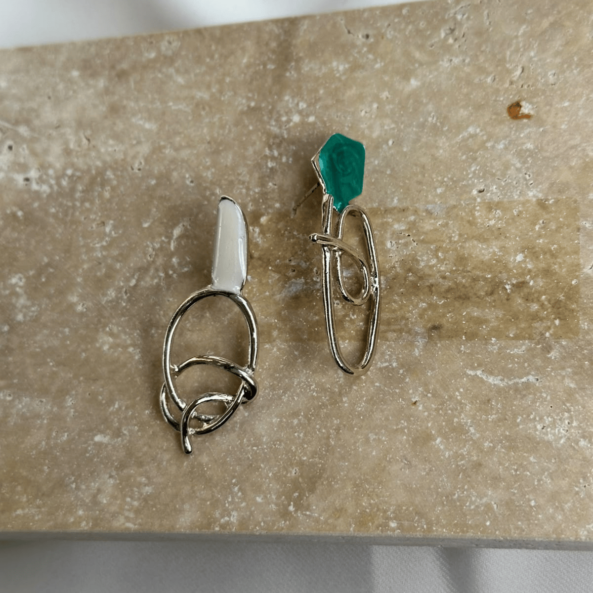 Asimetrik Yeşil & Beyaz Mineli Silver Tel  Küpe