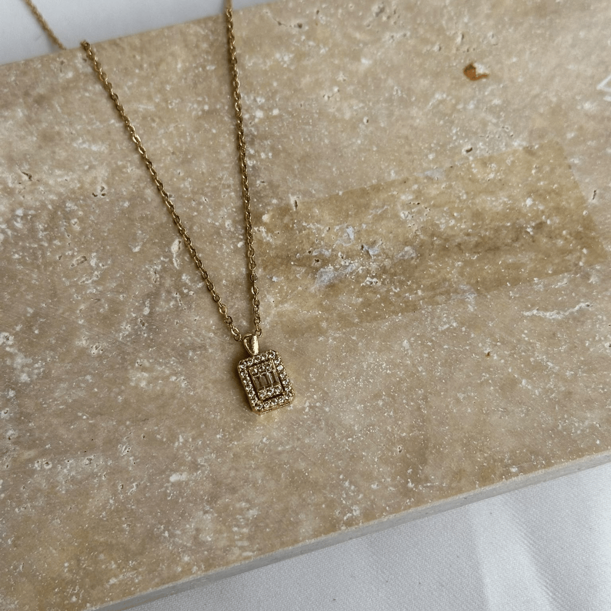Baget Zirkon Taşlı Dikdörtgen Gold Kolye