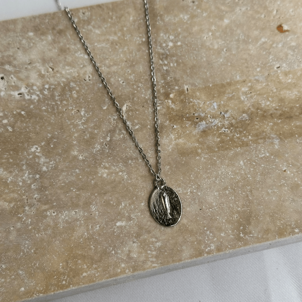 Balık Figürlü Dövme Dokulu Oval Plaka Silver Kolye
