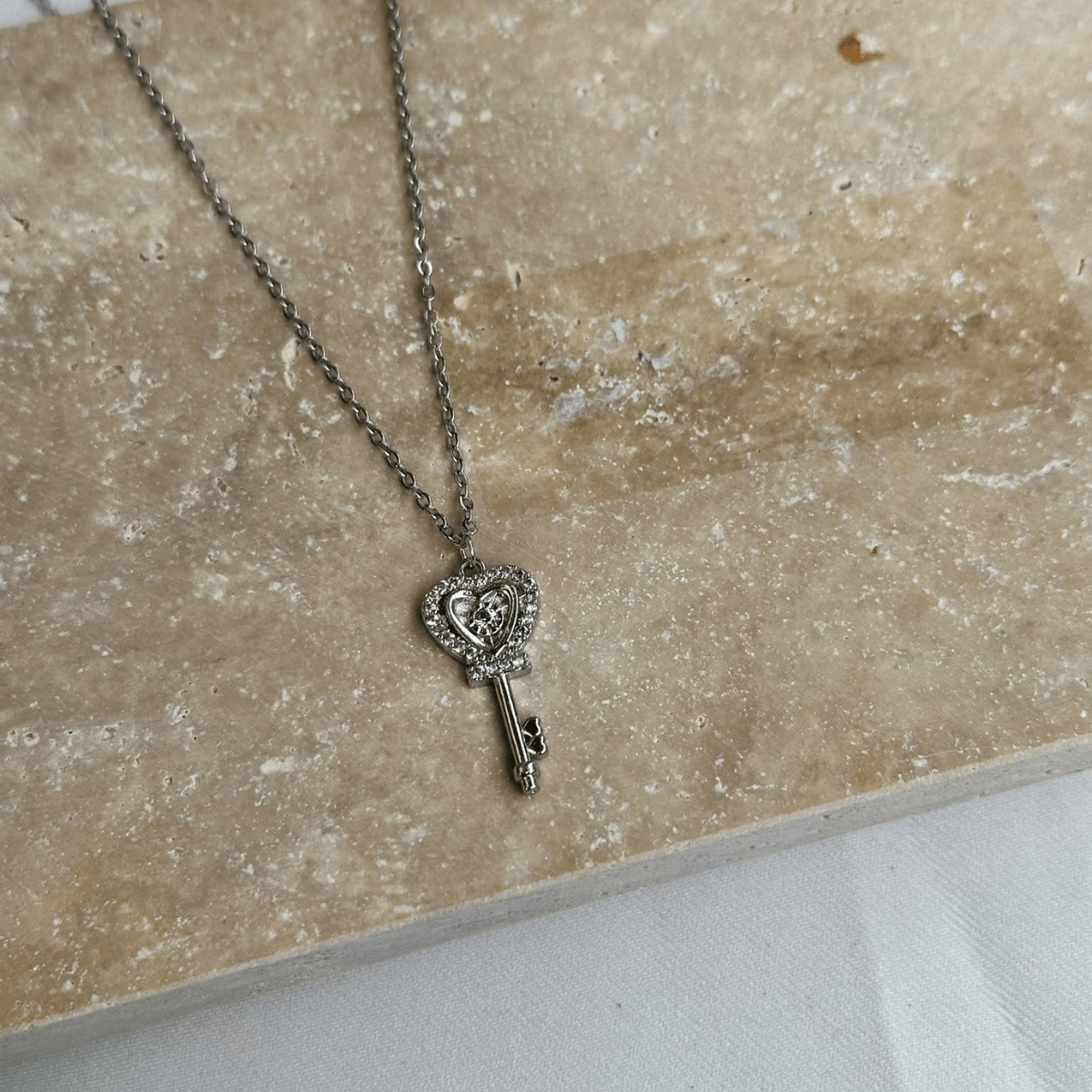 Kalp Detaylı Zirkon Taşlı Anahtar Silver Kolye