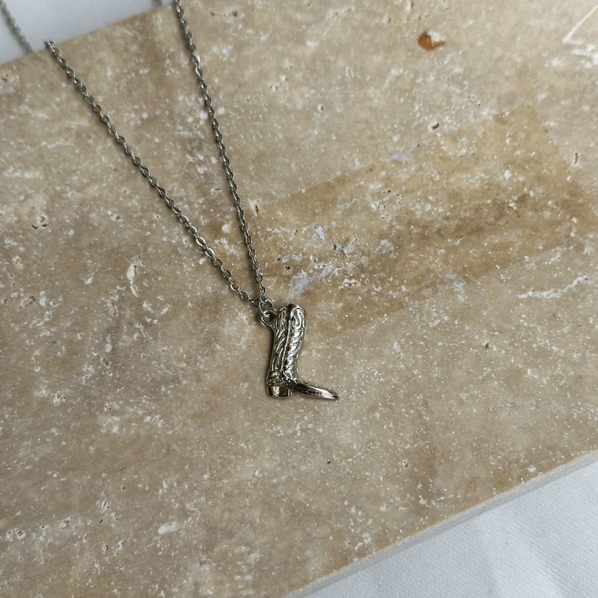Kovboy Çizmesi Motifli Desenli Silver Kolye