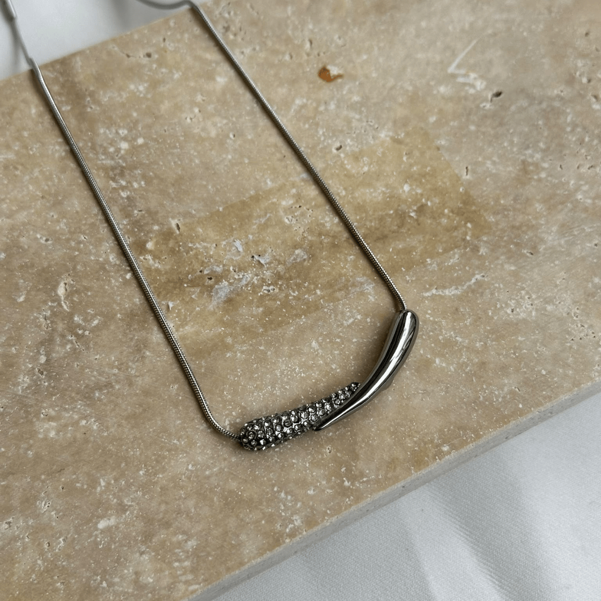 Parlak Taşlı Asimetrik Boru Detaylı Yılan Zincir Gümüş Kolye