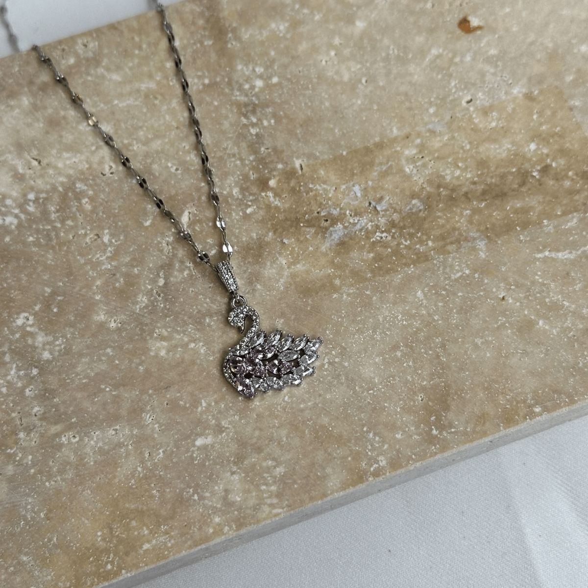 Pembe & Beyaz Zirkon Taşlı Kuğu Motifli Silver Kolye