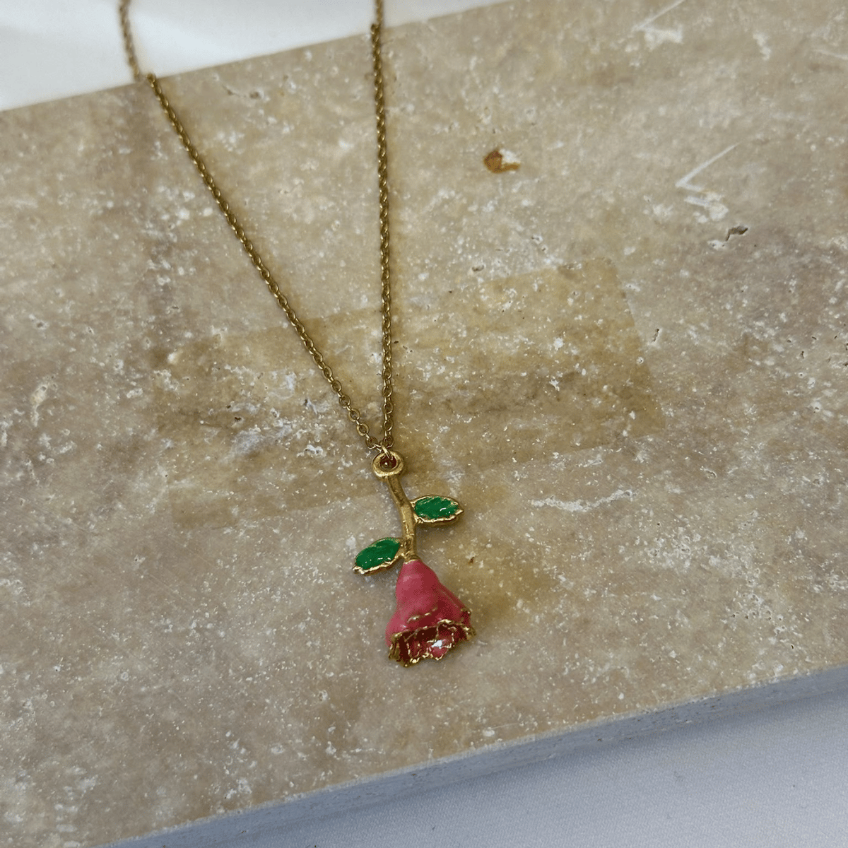 Pembe Mineli Gül Goncası & Yeşil Yapraklı Gold Kolye