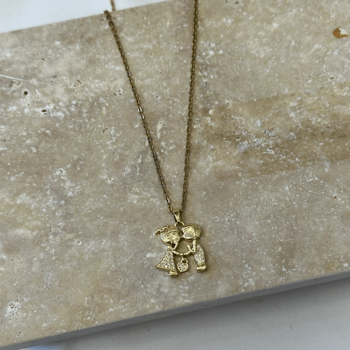 Romantik Kız Erkek Çocuk Figürlü Zirkon Taşlı Gold Kolye