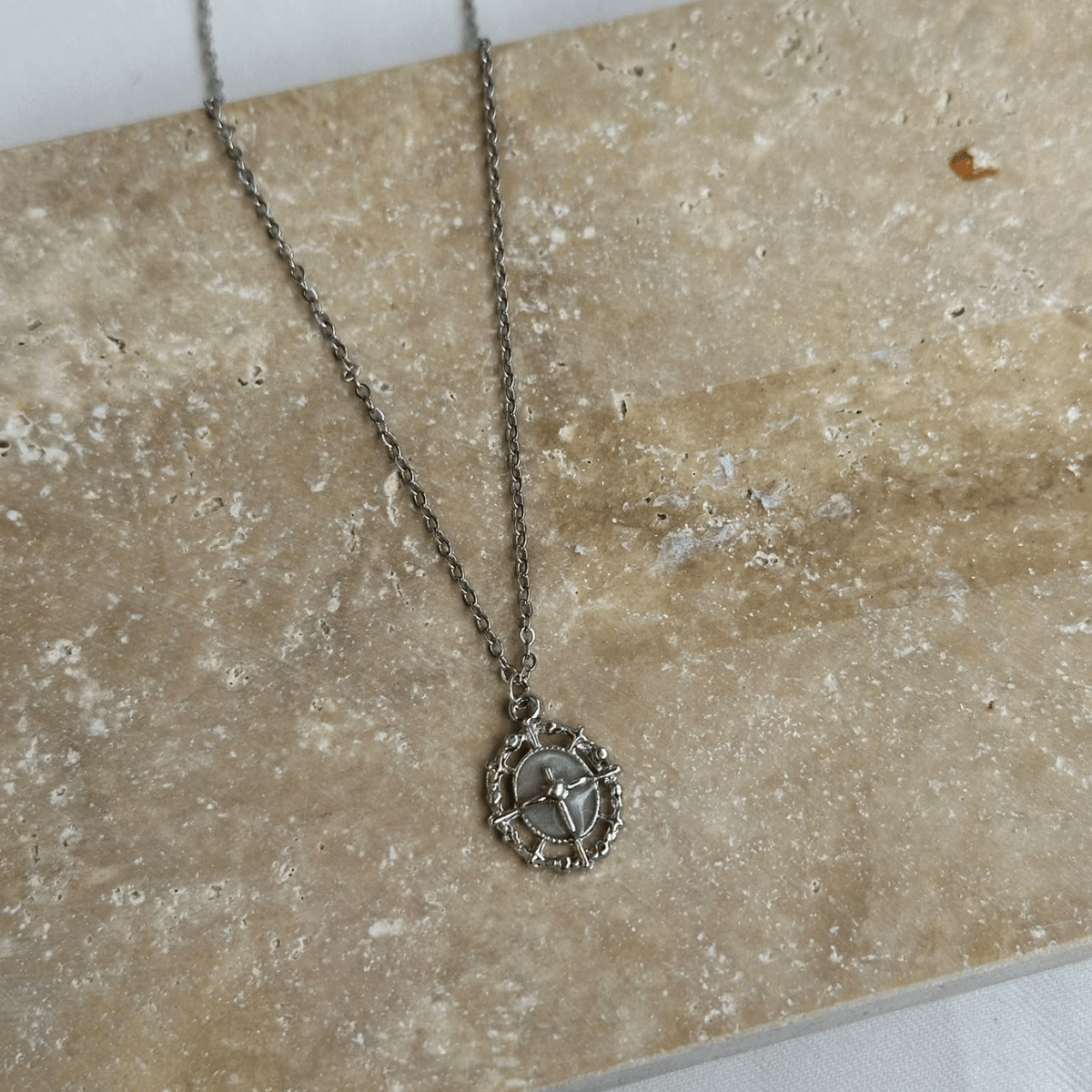 Sedef Göbekli Pusula Yıldızı Kabartmalı Silver Kolye