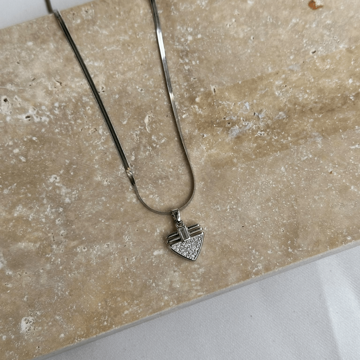 Zirkon Taş İşlemeli Geometrik Üçgen Yılan Zincir Silver Kolye