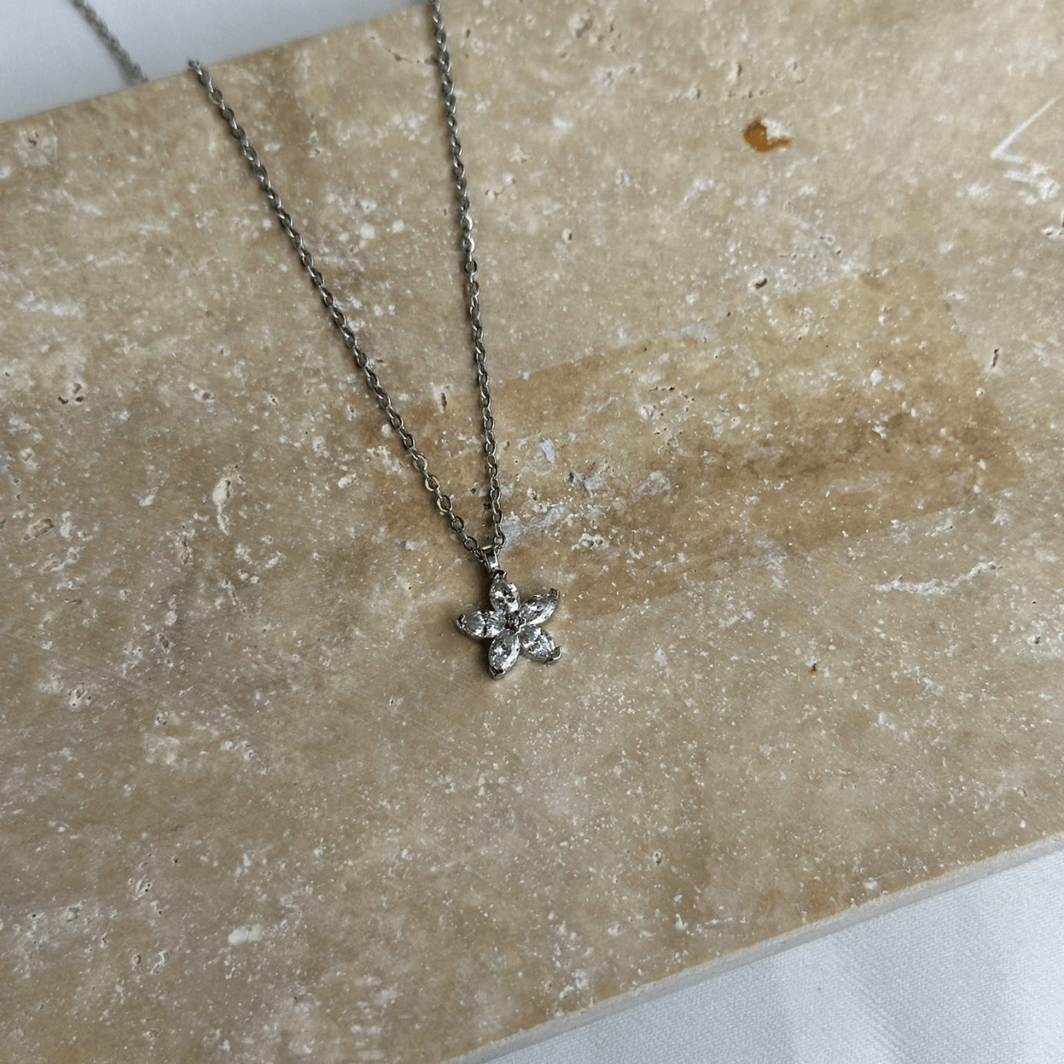 Zirkon Taşlı 5 Yapraklı Çiçek Silver Kolye