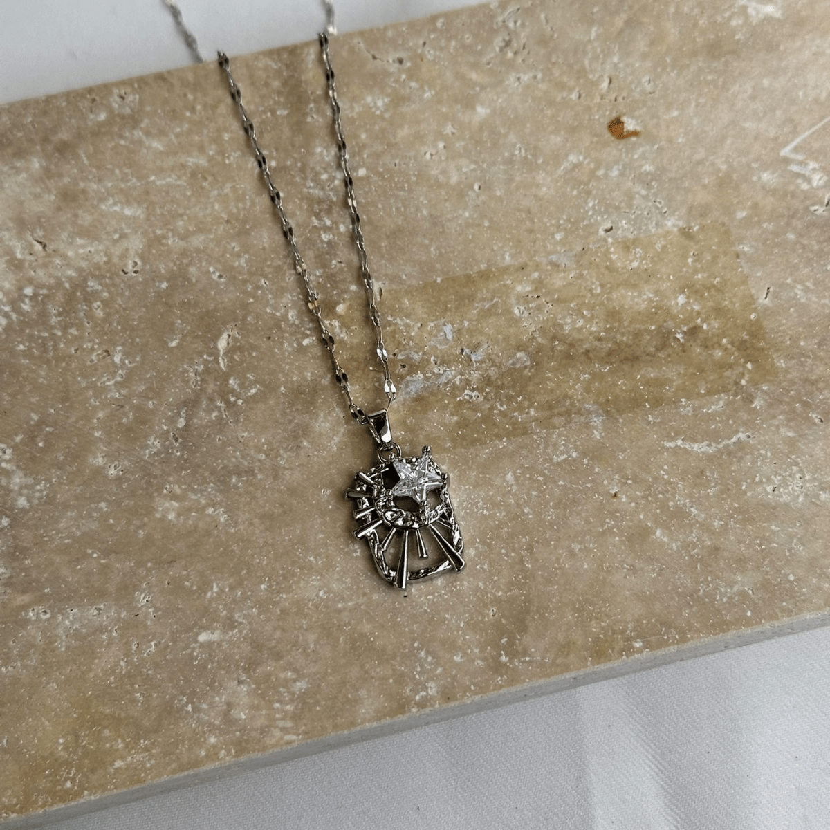 Zirkon Taşlı Yıldız Motifli Çerçeve Silver Kolye