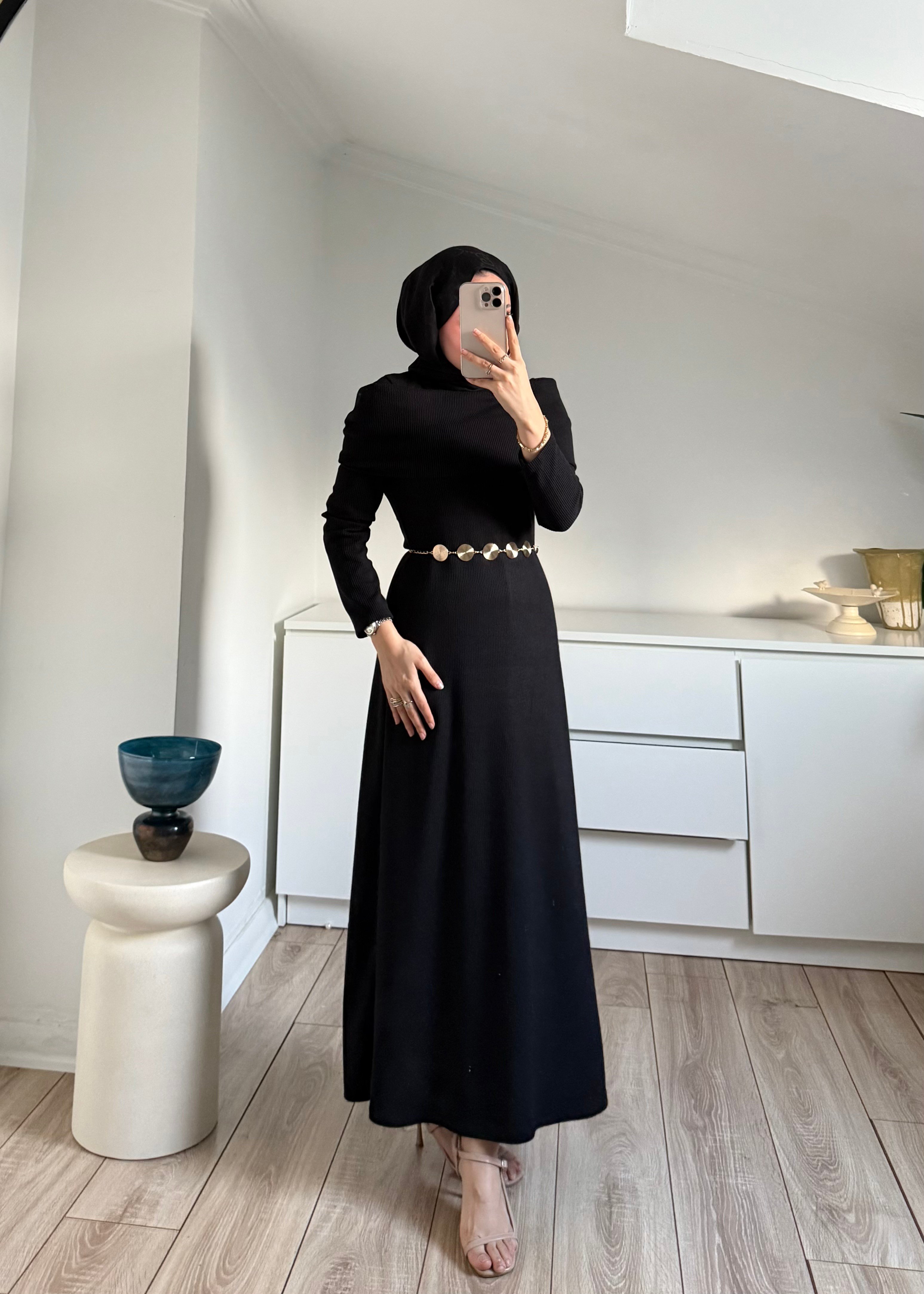 Yakalı Siyah Elbise 