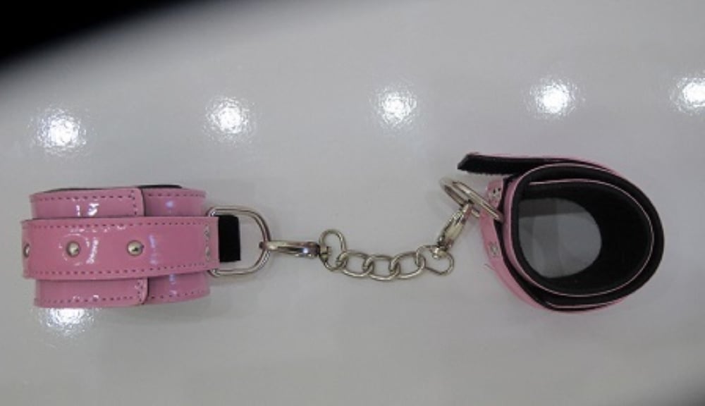PEMBE RENKLİ DERİ EL KELEPÇESİ FANTEZİ EL KELEPÇESİ PEMBE