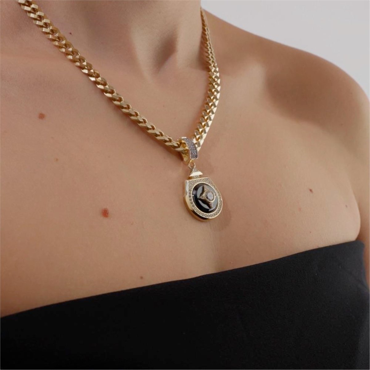 Beş Taşlı Madalyon Charm