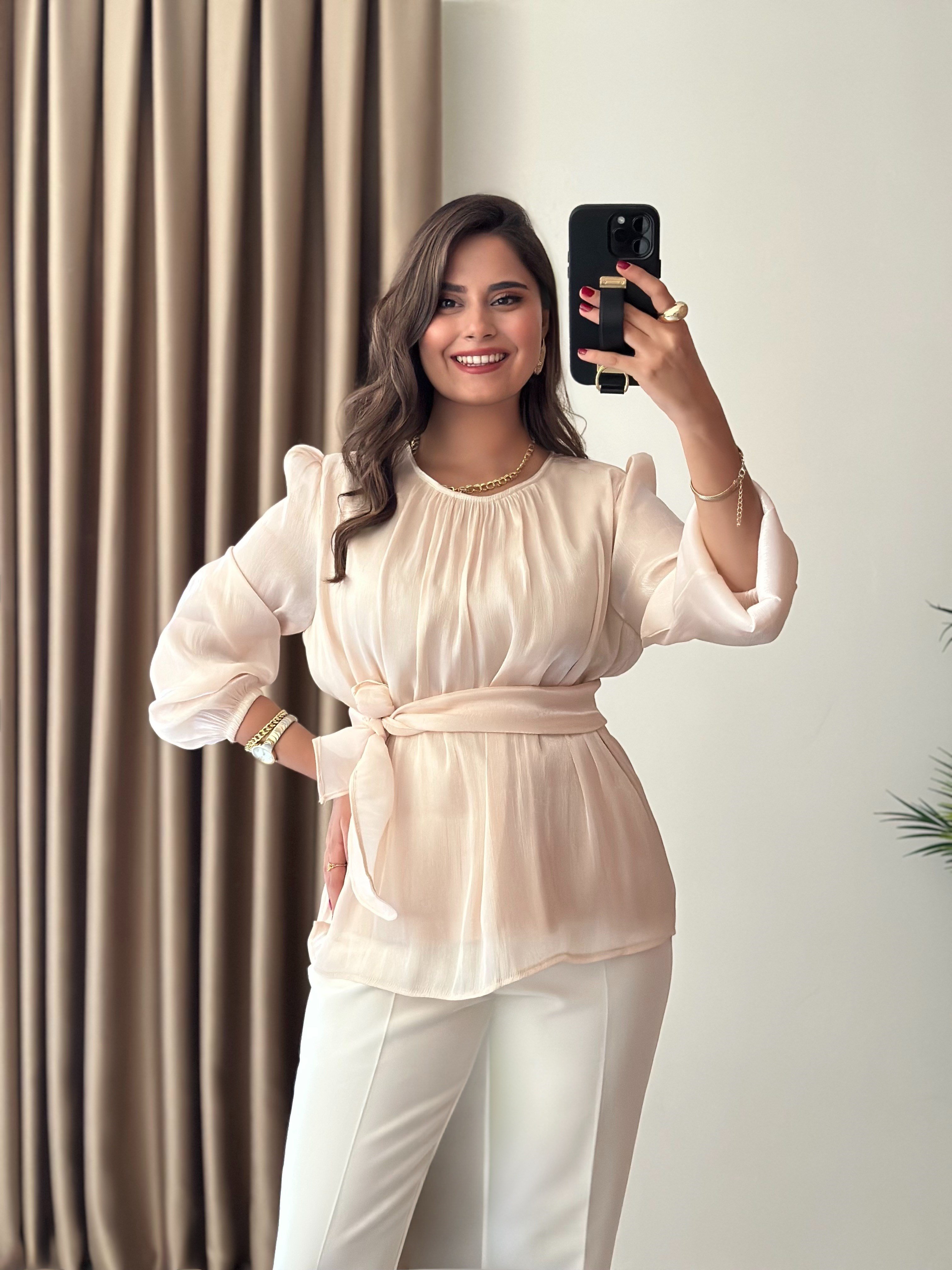 Kuşak Detaylı Parlak Şifon Astarlı Bluz Krem
