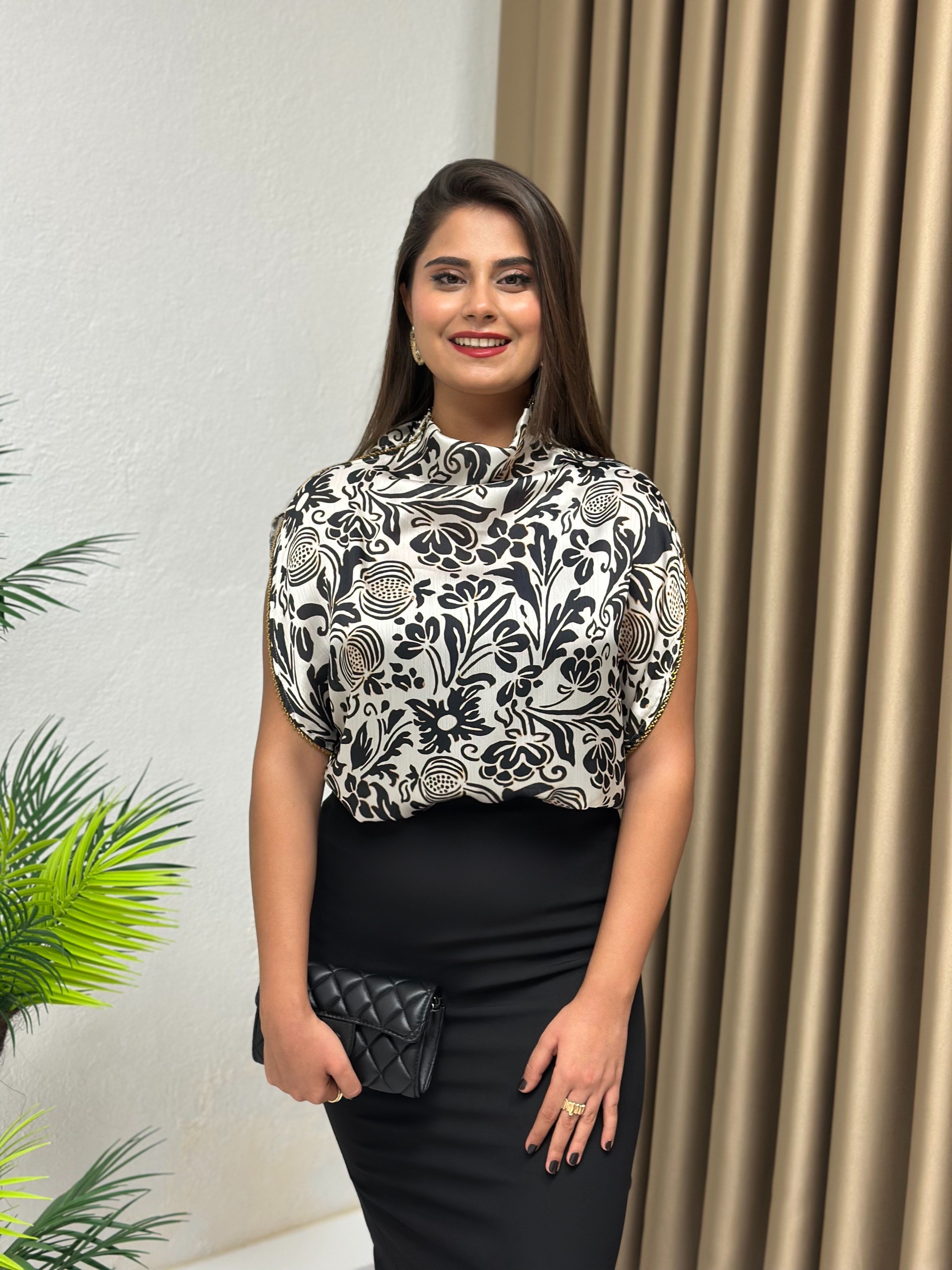 Premium Seri Yarasa Kol Dökümlü Yaka Aksesuarlı Bluz Siyah