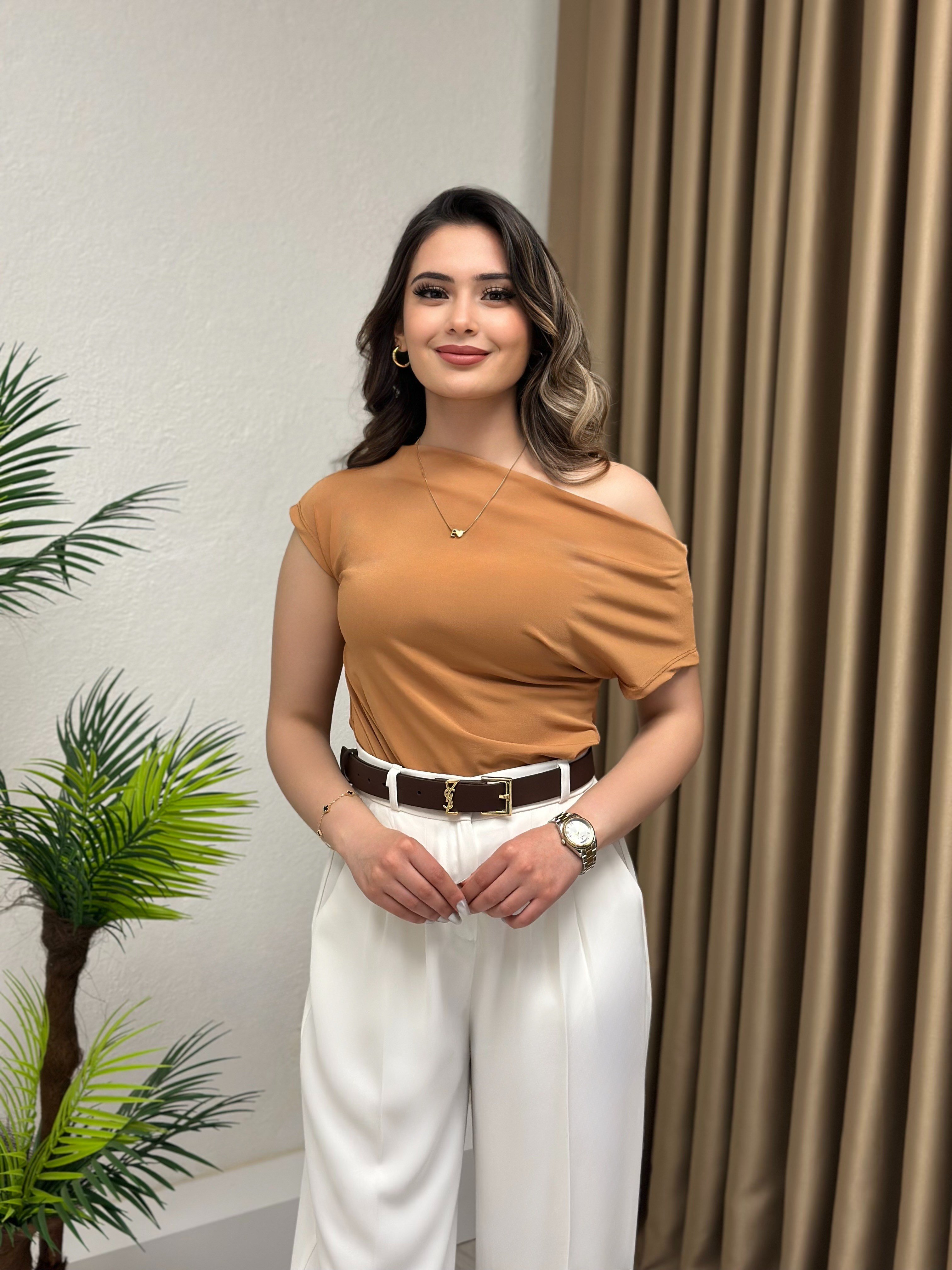 Sandy Kumaş Kayık Yaka Drapeli Bluz Camel