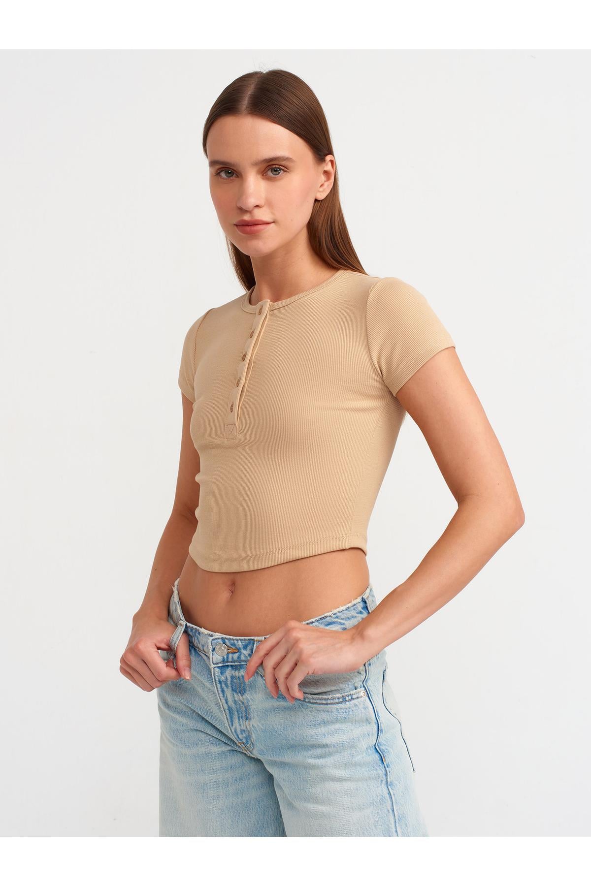 30938-dugme-detayli-crop-top-bej-fc-97f.jpg