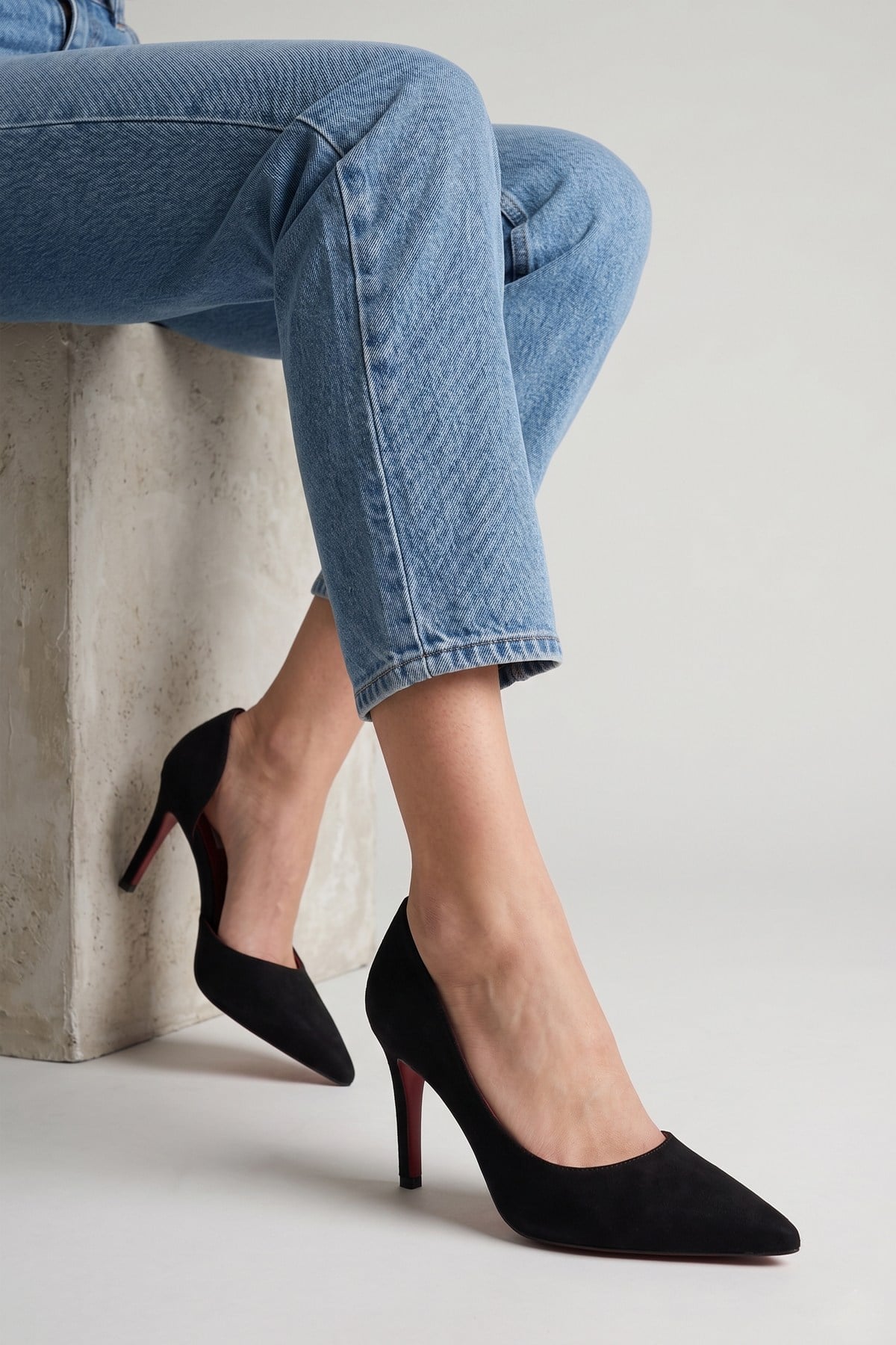 Leona Siyah Süet İç Kısmı Açık Sivri Burun Kadın Stiletto