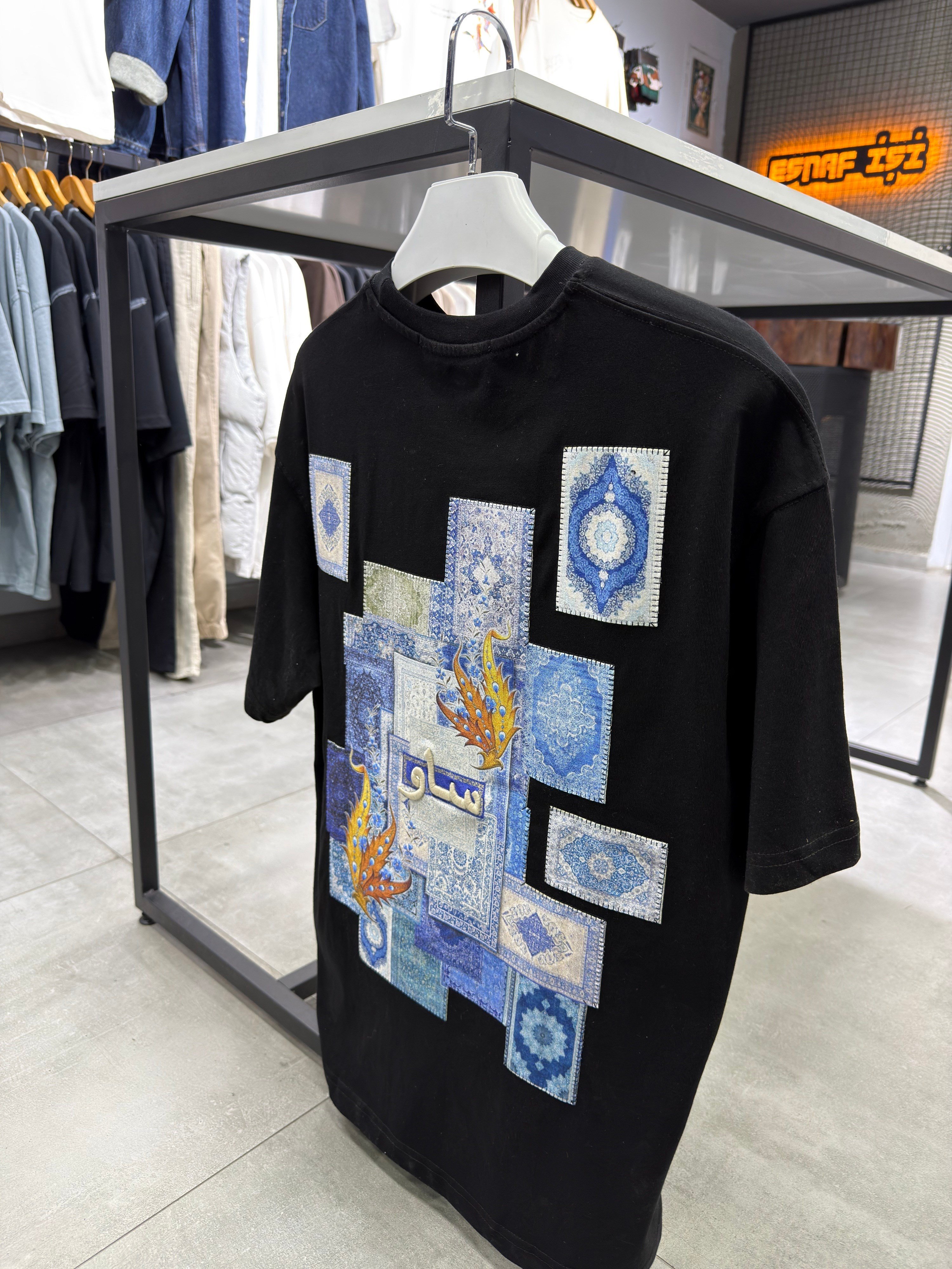 Kadife Aplikeli Siyah Oversize Tshirt
