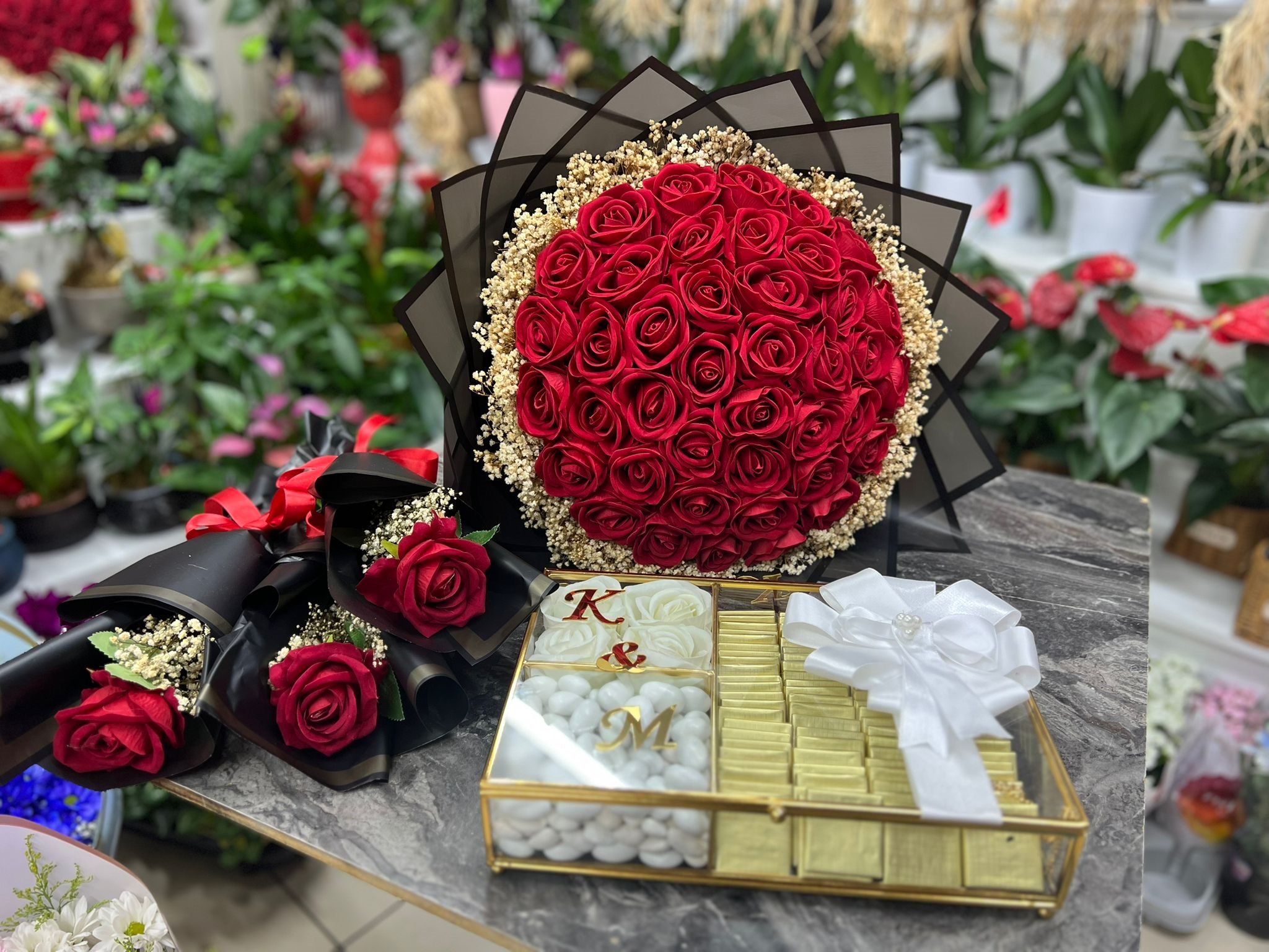 41 Yapay Kırmızı Gül ve Çikolata 