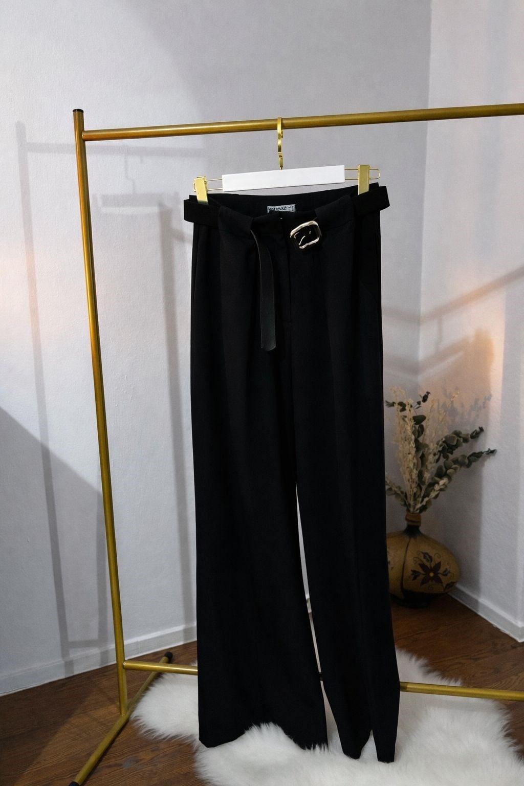 Siyah Köprü Detaylı Kemerli Pantolon