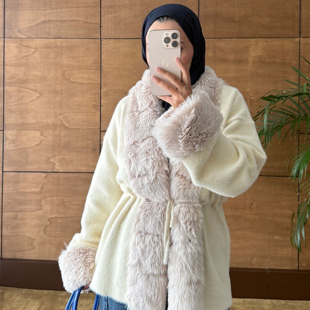 Kürk Detaylı Angora Triko Bej Hırka – Belden Bağcıklı, Yumuşak Dokulu