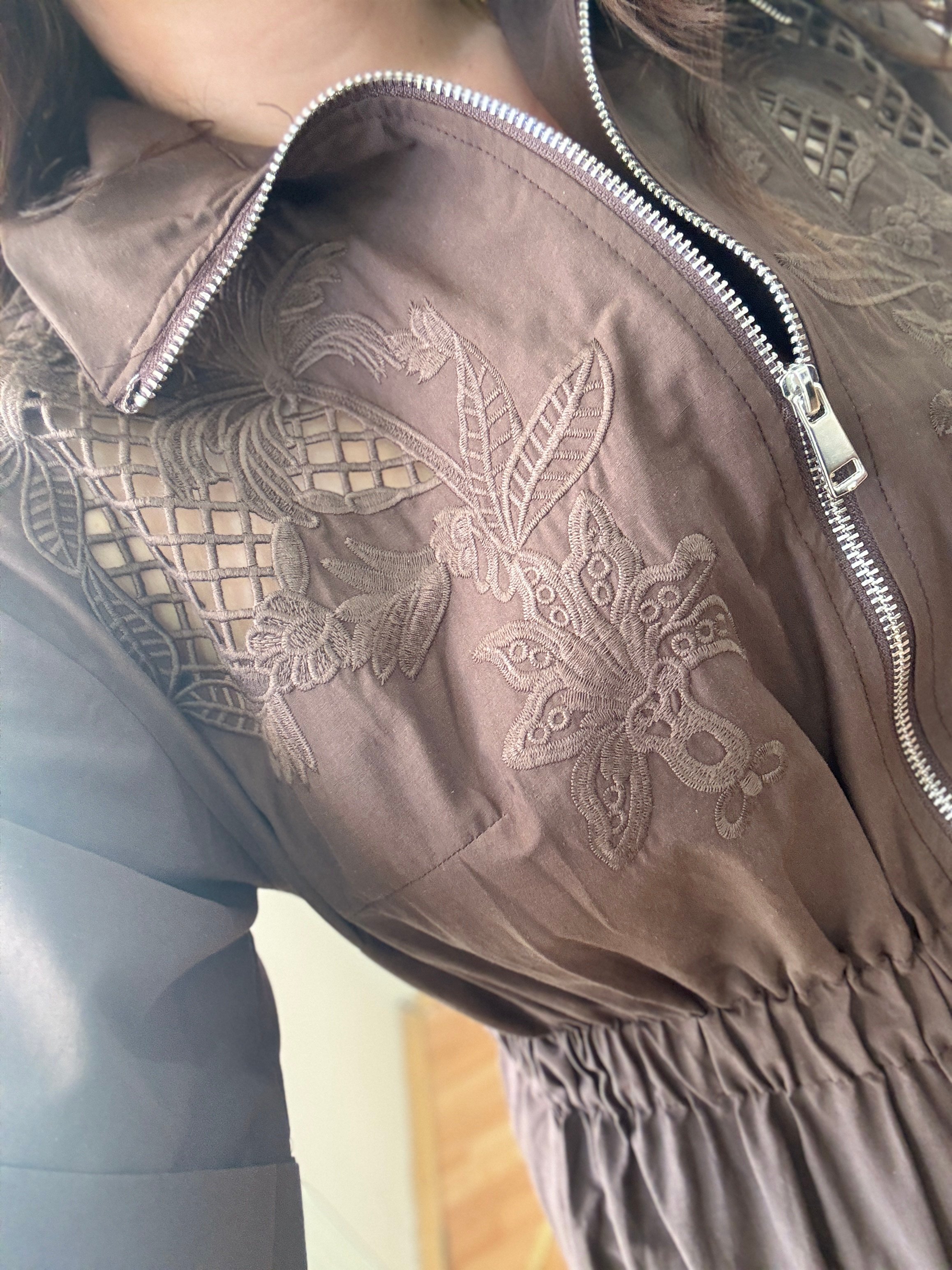     Nakış Detaylı Fermuarlı Midi Elbise-Kahve