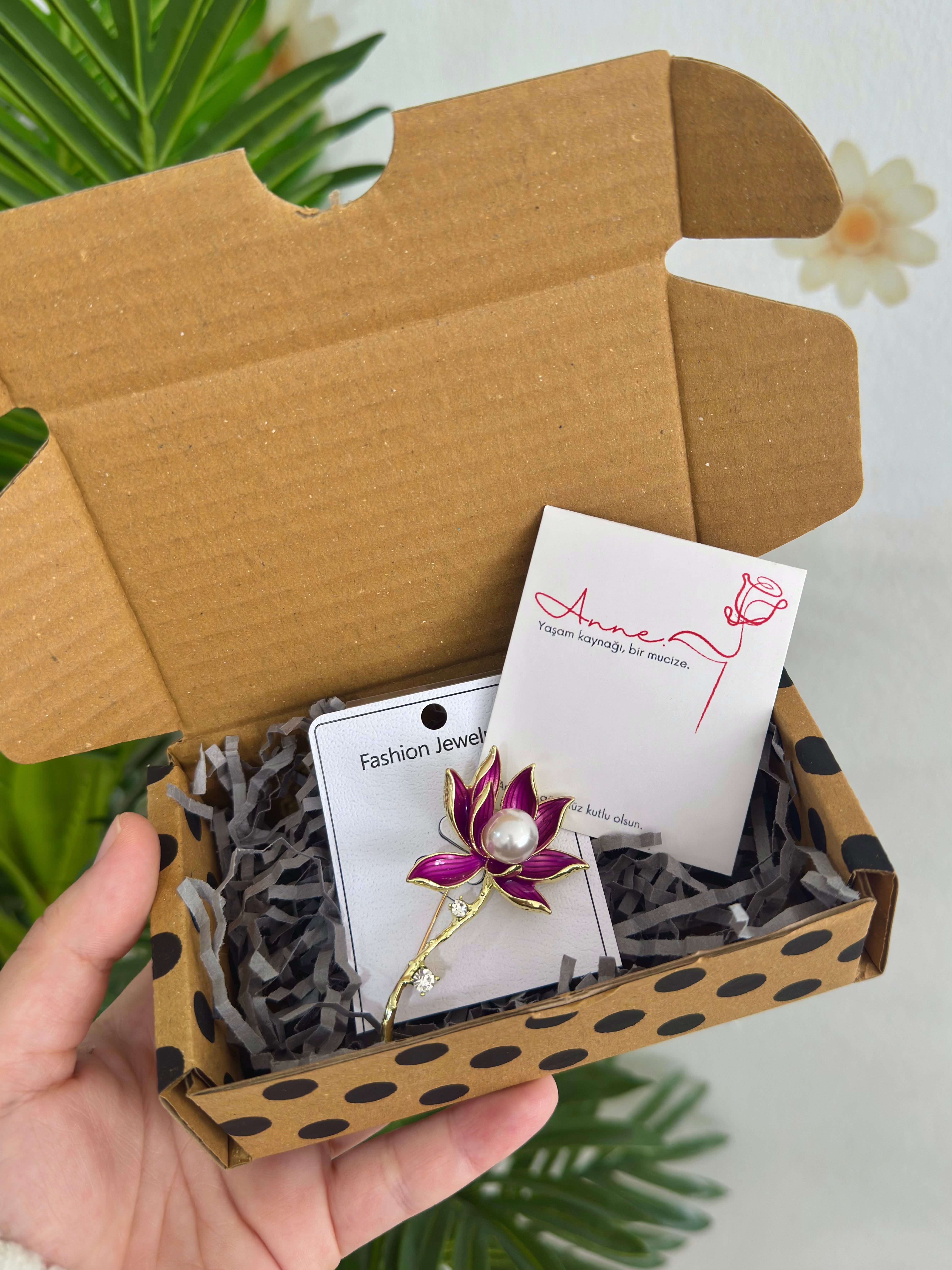 İnci Detaylı Mor Lotus Broş