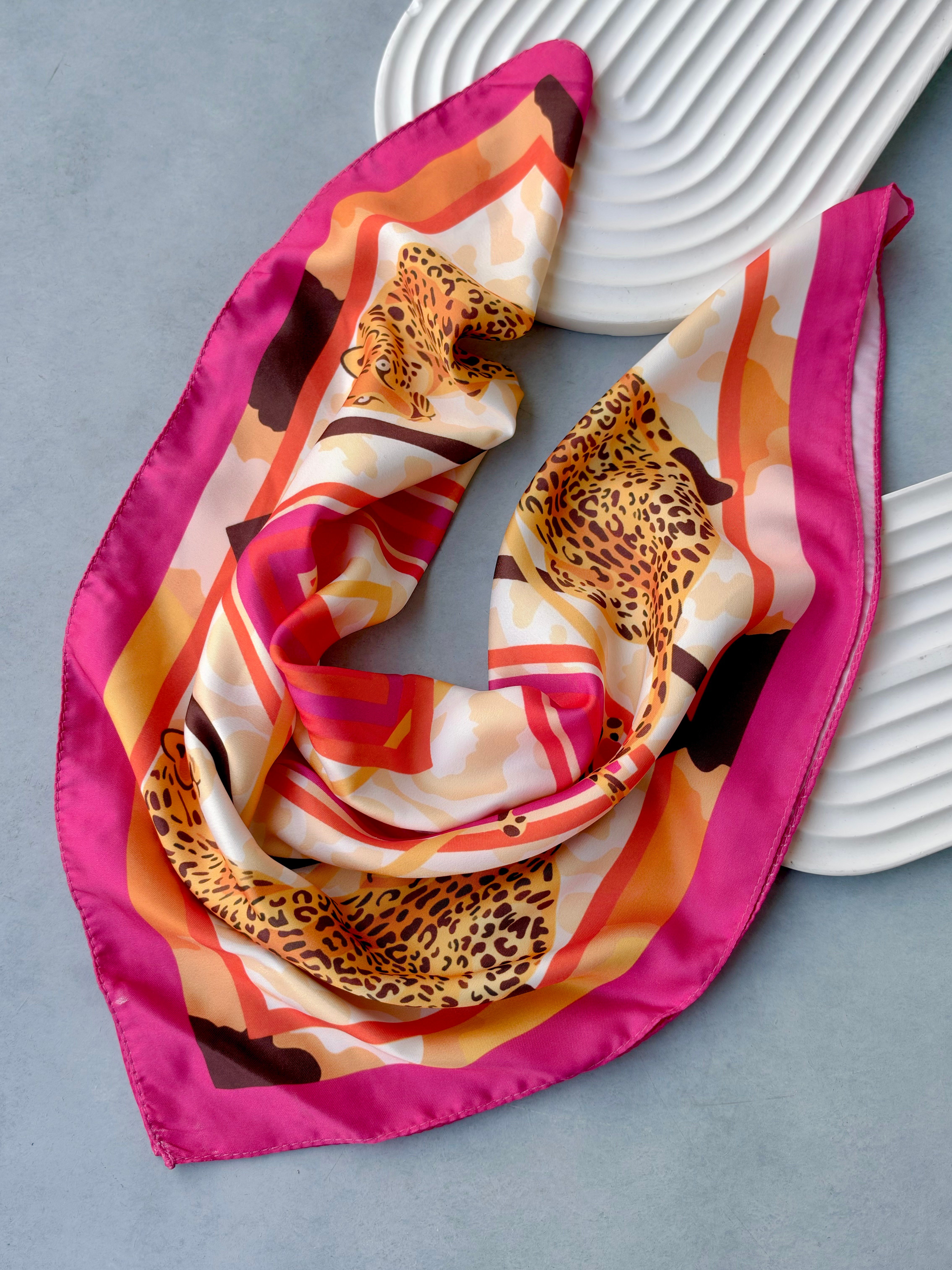 Pembe Leopar Desenli 50x50 cm Saten Fular