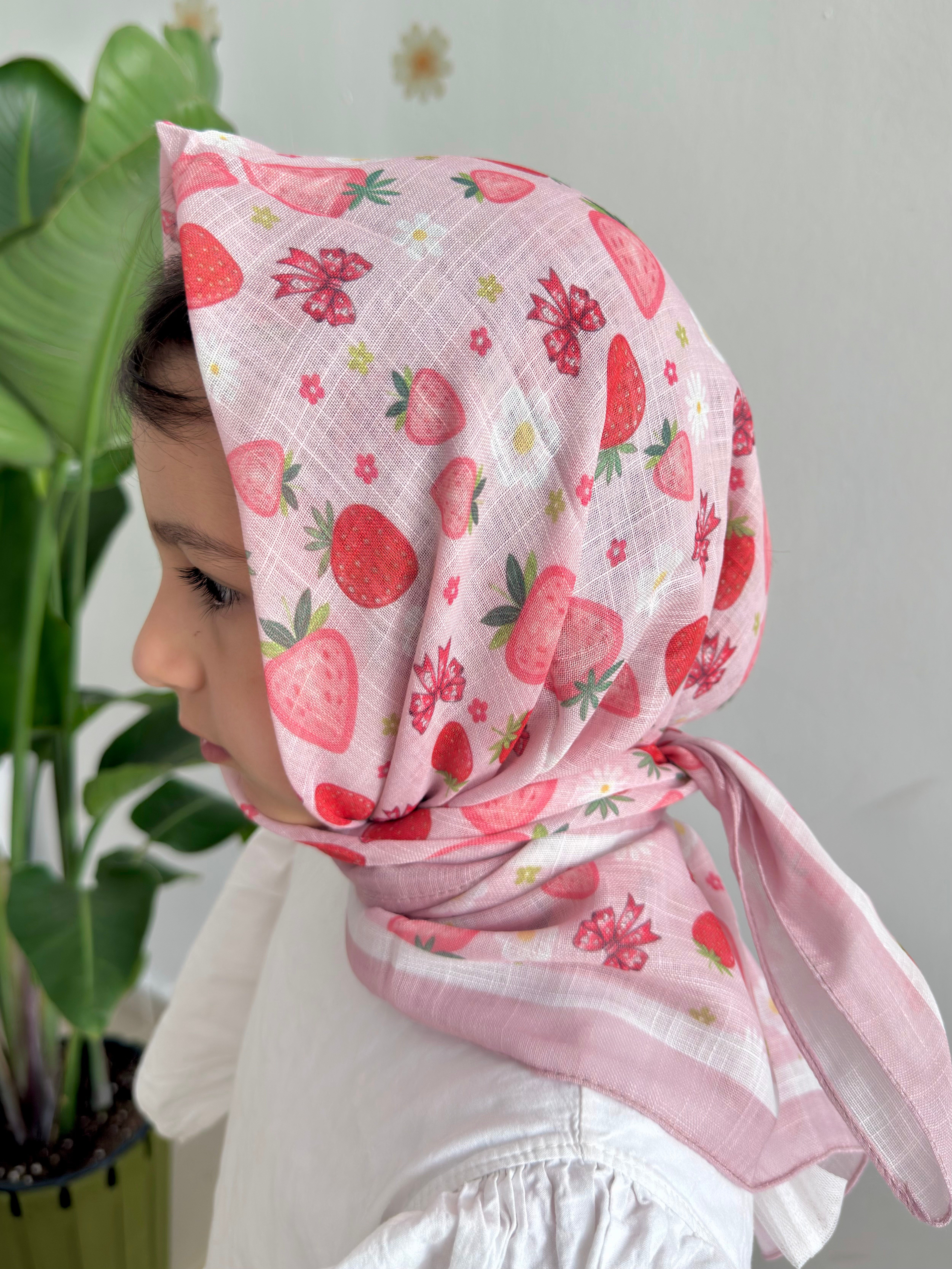 Pembe Çilek ve Kurdele Detaylı 80x80 Pamuk Çocuk Başörtüsü