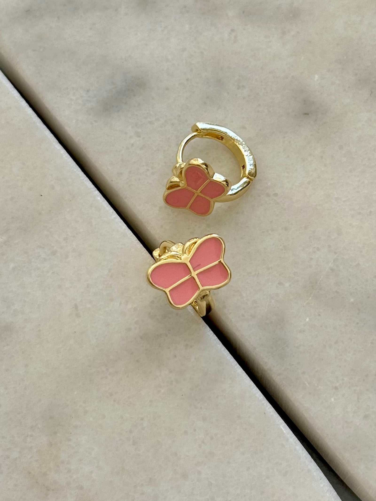 Pembe Kelebek Figürlü Gold Halka Çelik Küpe