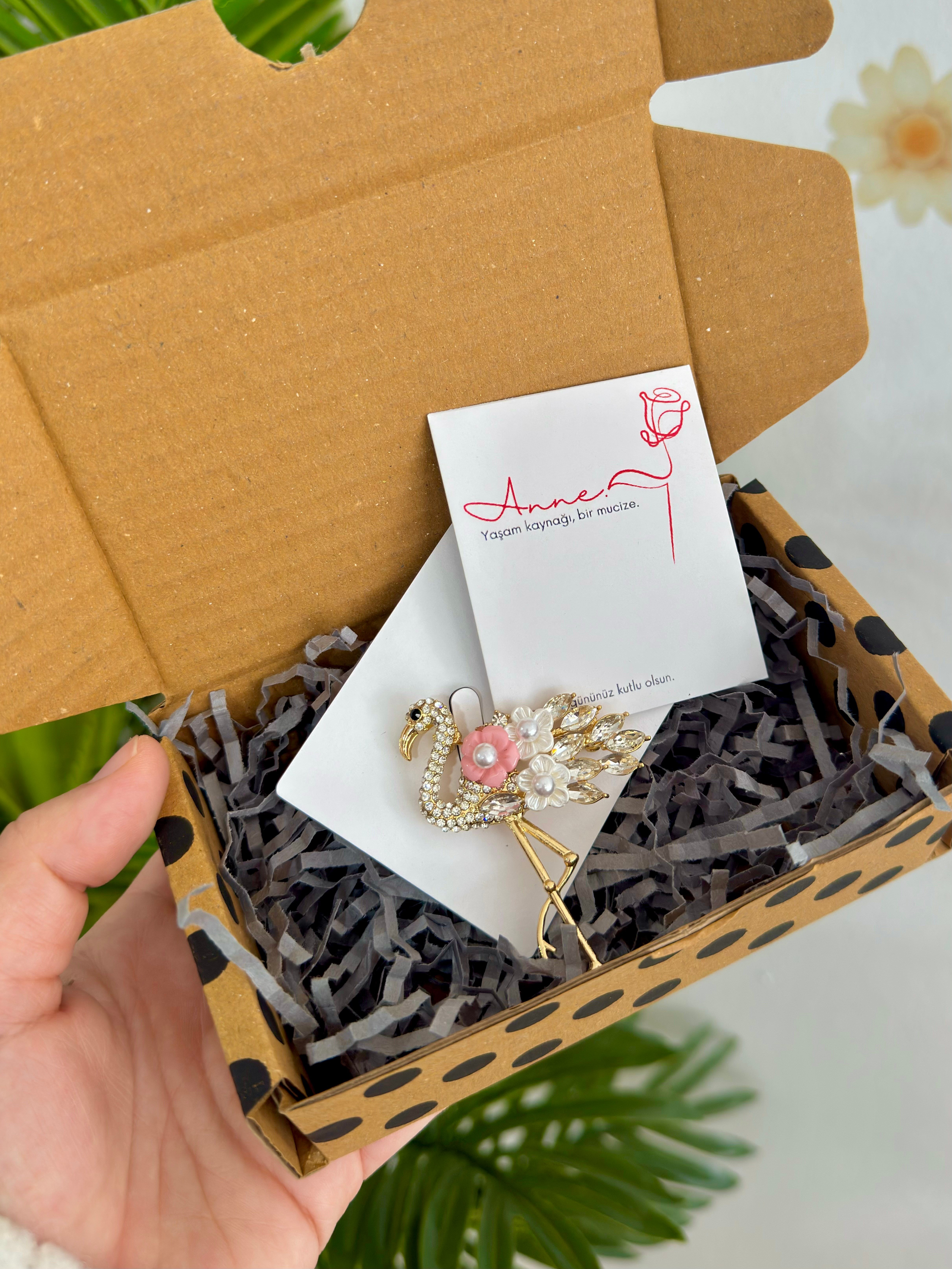 Çiçek Detaylı Flamingo Broş