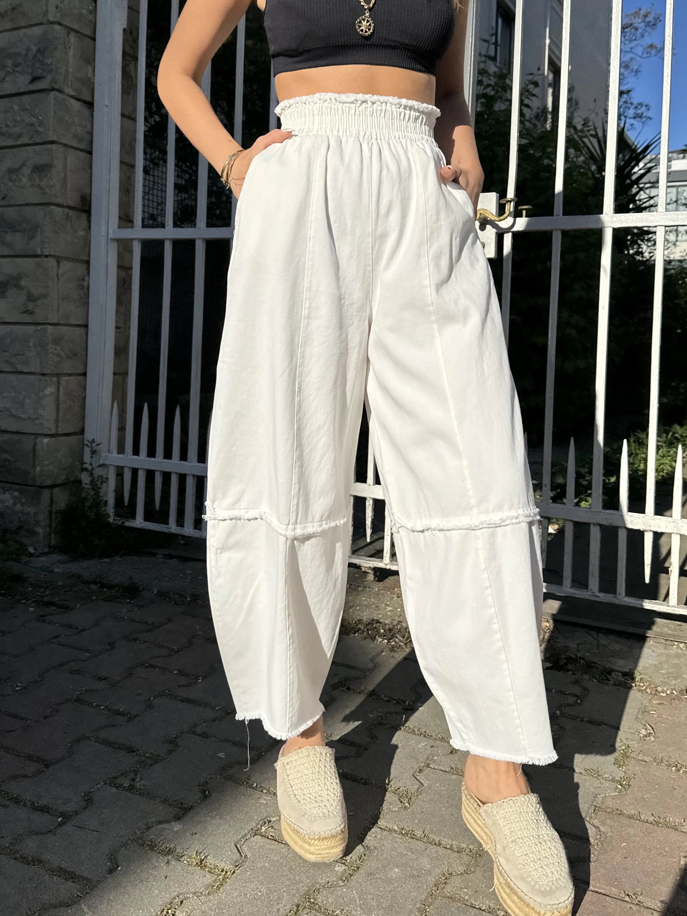 Beyaz Beli Lastikli Dizi Parça Detaylı Gabardin Pantolon