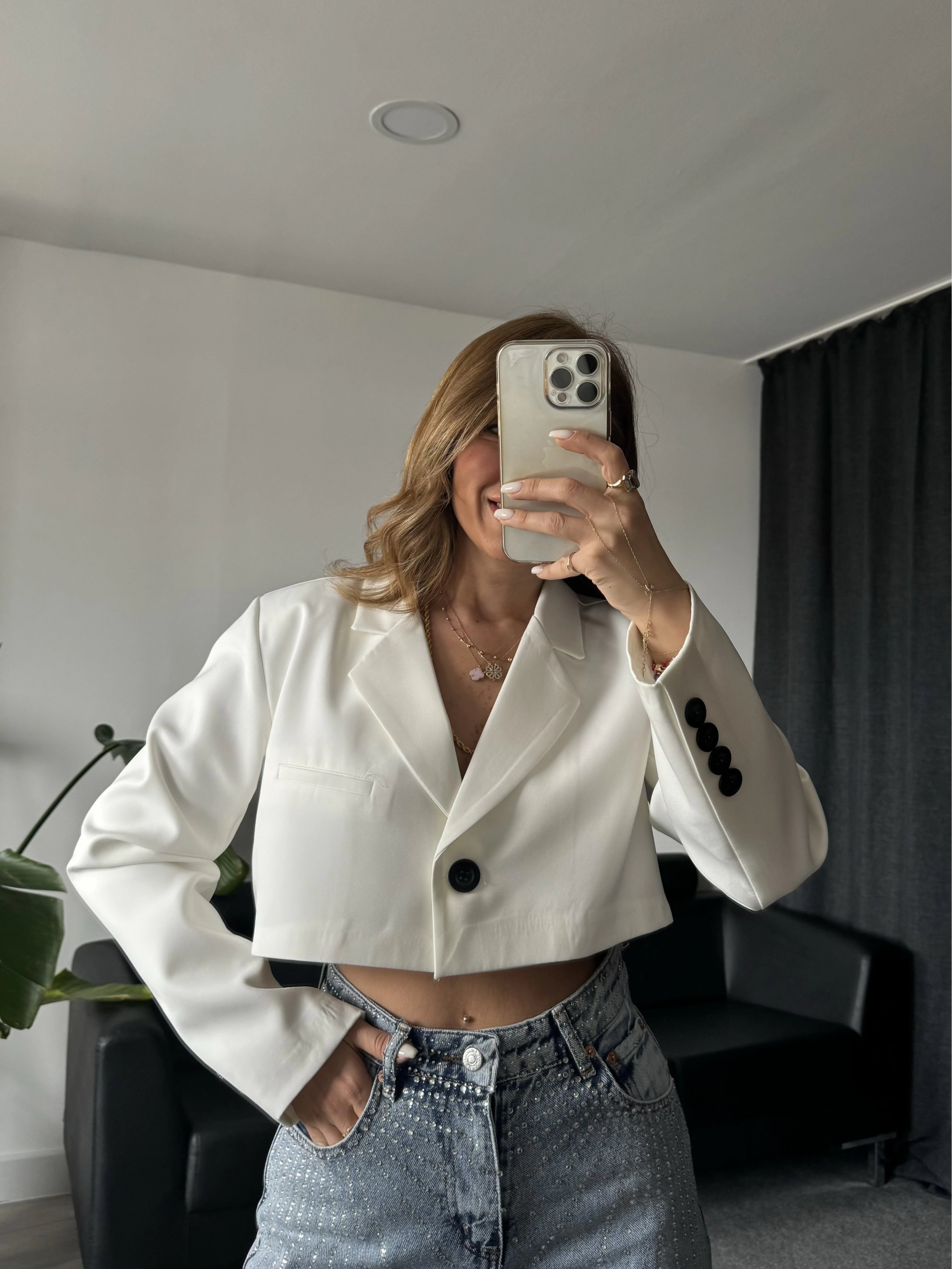 Beyaz Krep Tek Düğmeli Crop Ceket