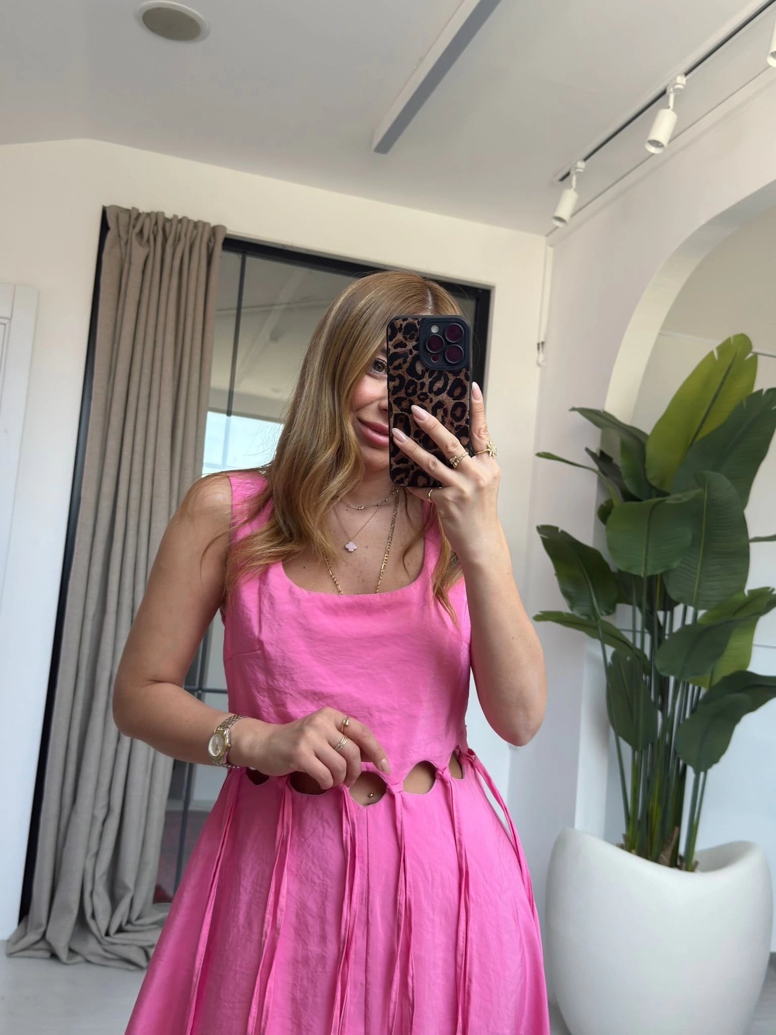PEMBE ASKILI SAÇAKLI ELBİSE