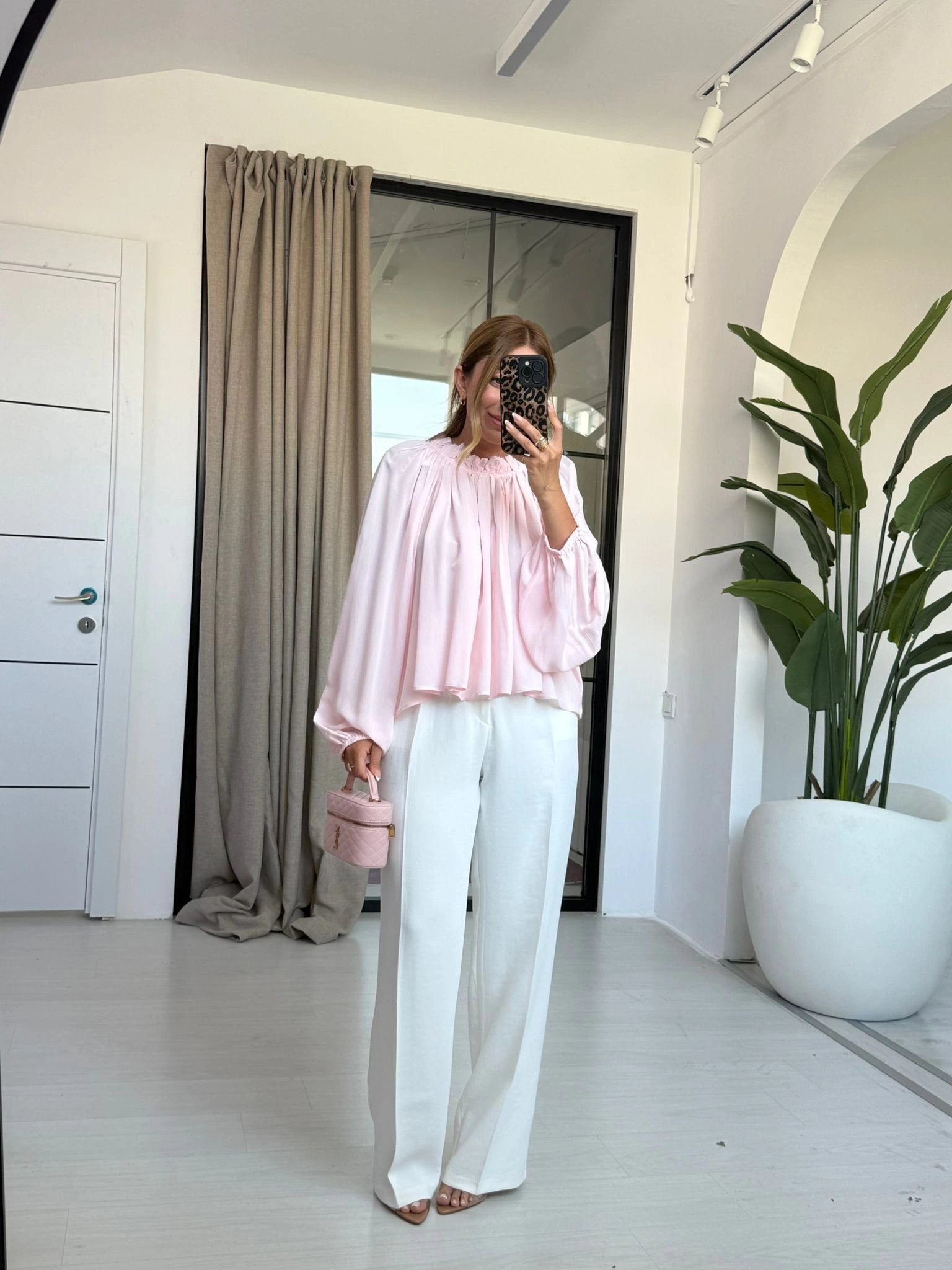PEMBE YAKA BÜZGÜ DETAY BLUZ