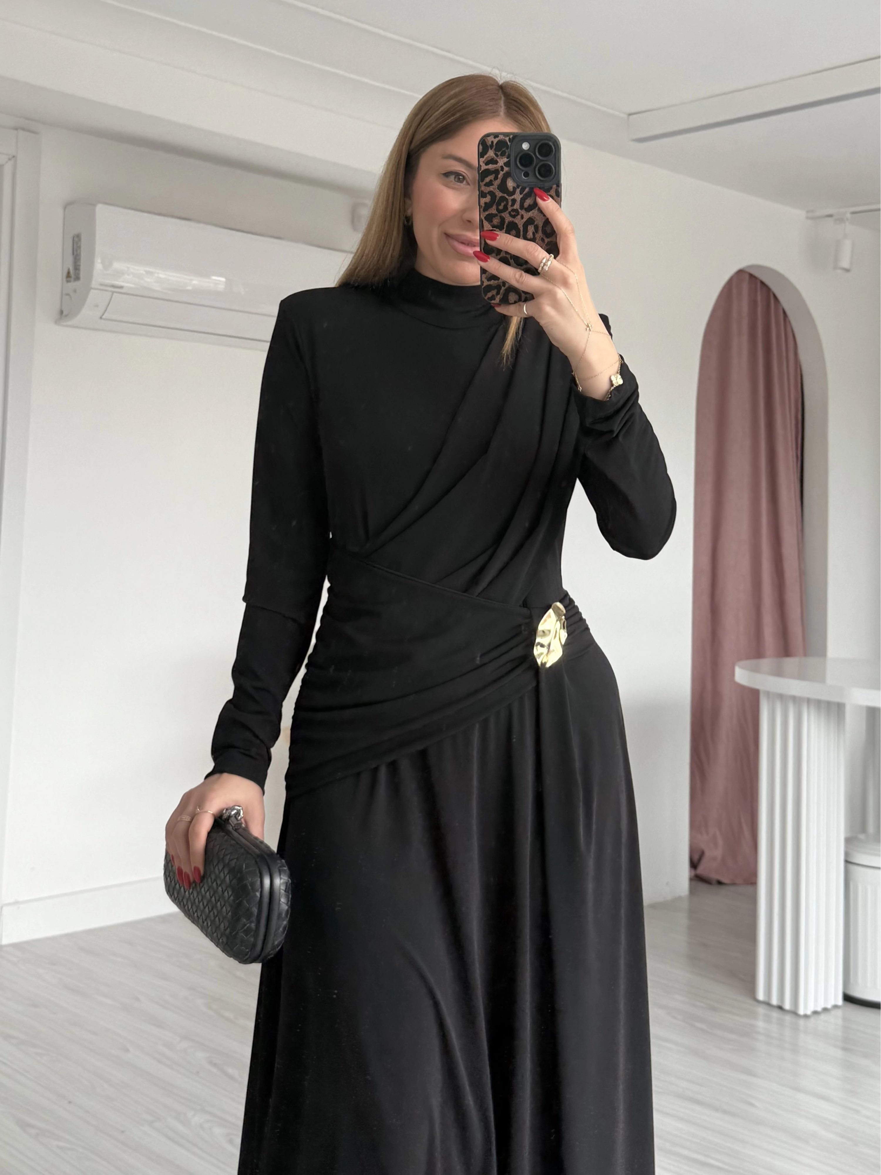 Siyah Broşlu Büzgülü Elbise